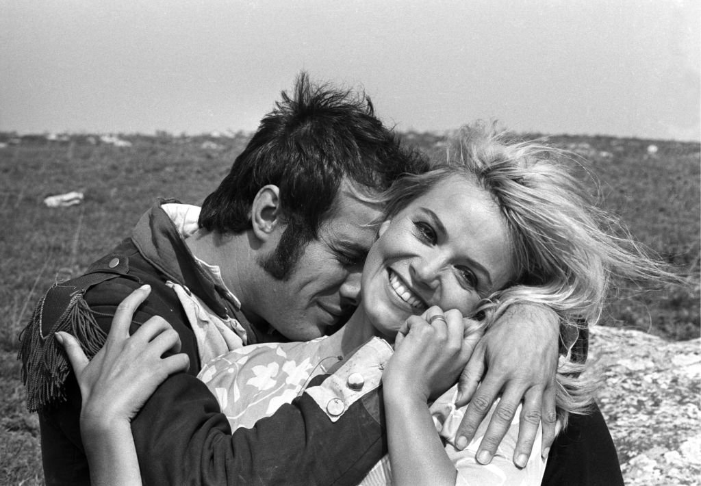 Guy Bedos et Sophie Daumier lors du tournage du film "Sept hommes et une garce", en 1966. | Photo : Getty Images