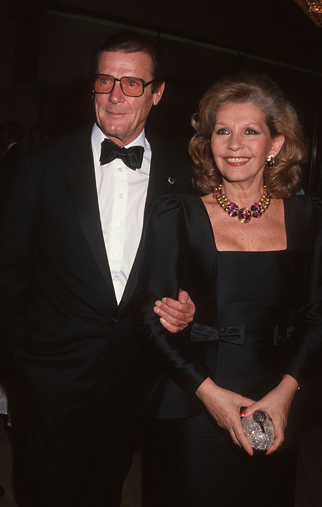 Roger Moore et Luisa Moore lors de l'AFI Life Achievement Award en l'honneur de Sidney Poitier au Beverly Hilton Hotel à Beverly Hills, Californie, États-Unis. | Photo : Getty Images