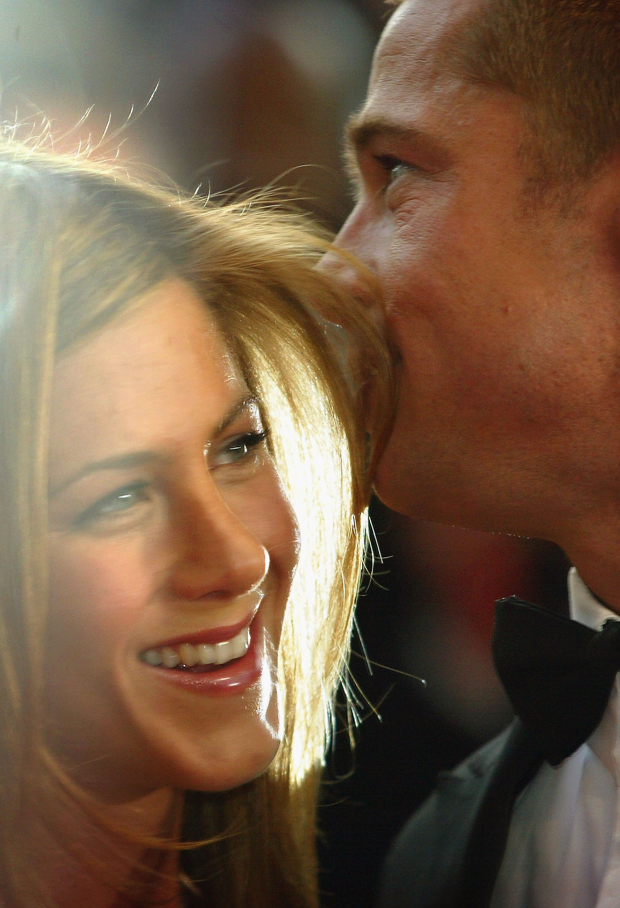 Brad Pitt et Jennifer Aniston assistent à la première mondiale du film épique « Troie » au Palais des Festivals le 13 mai 2004 à Cannes, en France | Source : Getty Images
