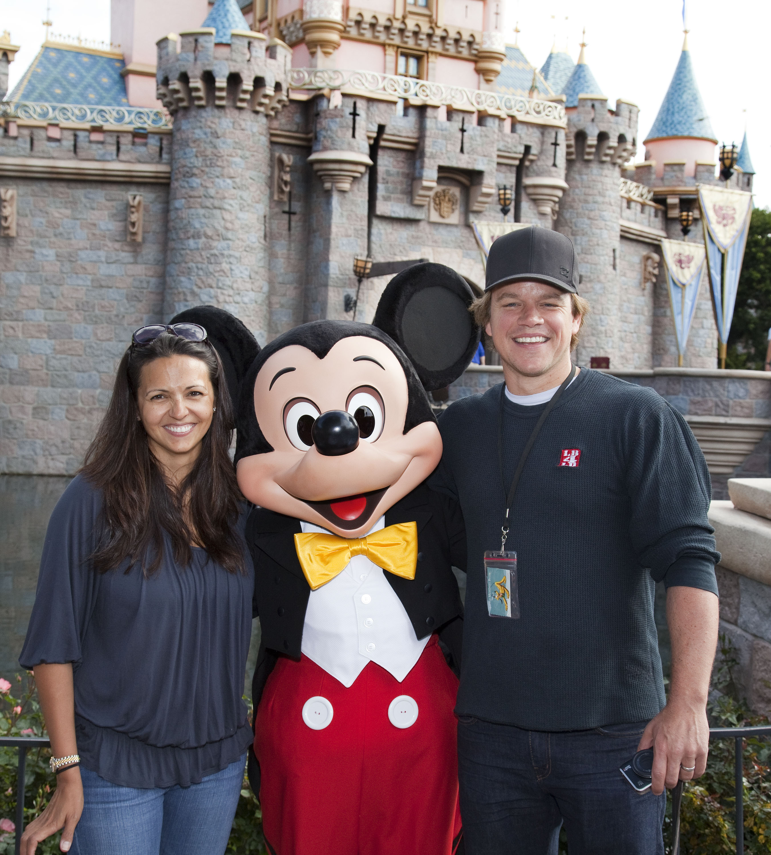Matt Damon et sa femme Luciana posent avec Mickey Mouse au Château de la Belle au Bois Dormant à Disneyland le 22 avril 2011 à Anaheim, Californie | Source : Getty Images
