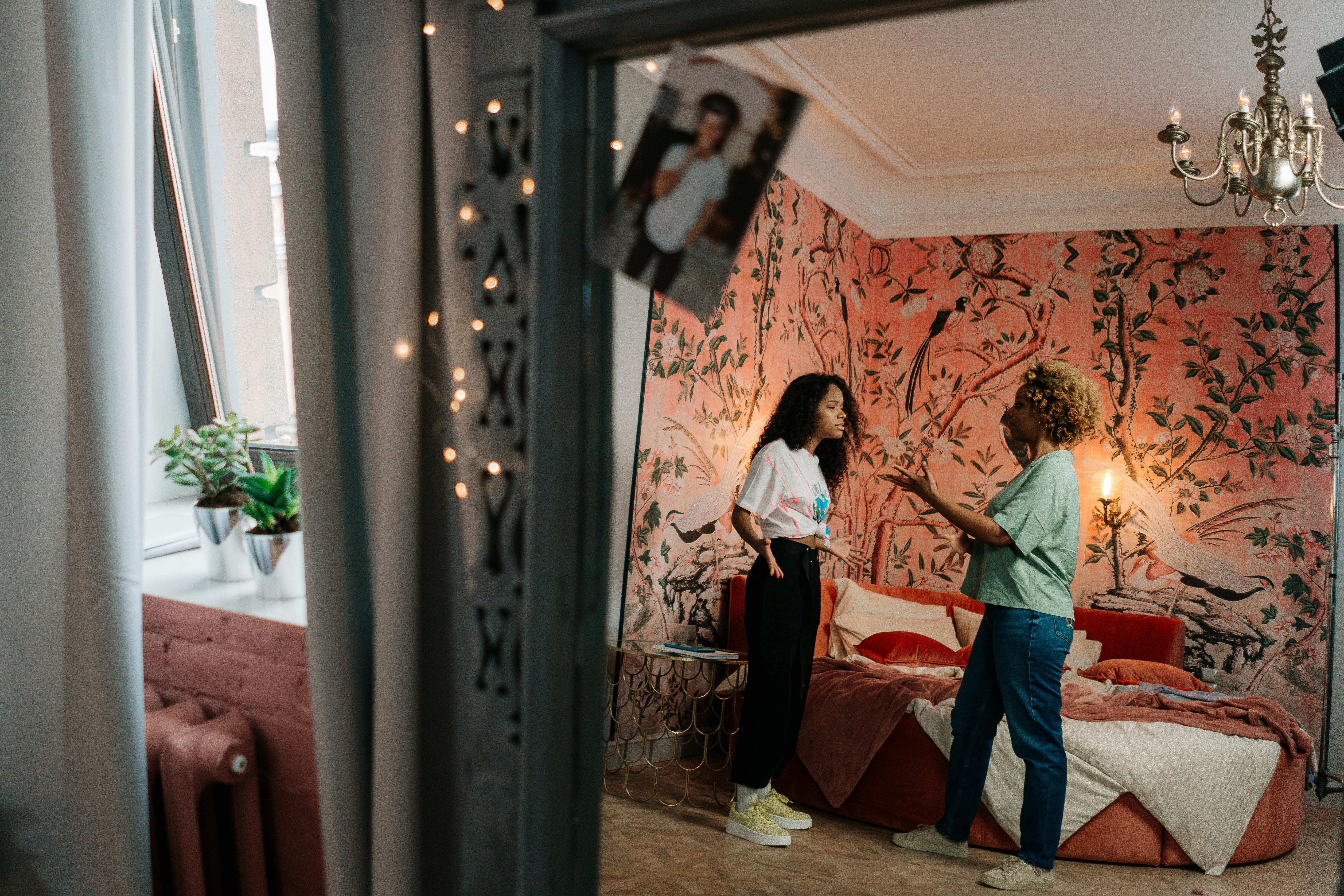 Two women in disagreement | Source: Pexels