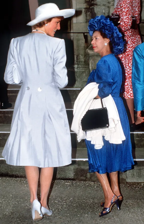 La princesse Diana et la princesse Margaret assistent au mariage de James Ogilvy et Julia Rawlinson à l'église St. Mary The Virgin de Saffron Walden le 30 juillet 1988 | Photo : Getty Images