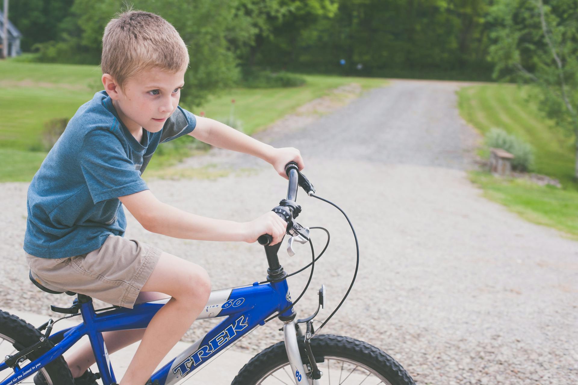 Garçon roulant sur un vélo bleu | Source : Pexels