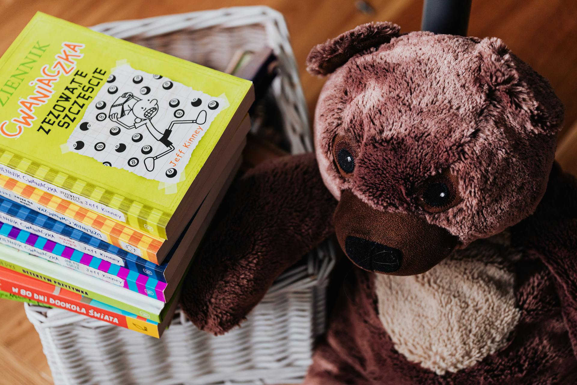 Des livres pour enfants et un ours en peluche | Source : Pexels