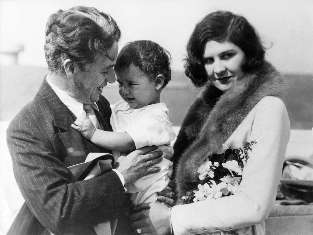 L'acteur comique et réalisateur britannique Charlie Chaplin (1889 - 1977) avec sa deuxième femme, Lita Grey (1908 - 1995) et leur fils Charles Jnr (1925 - 1968) à bord du SS City of Los Angeles, en novembre 1926. | Photo : Getty Images.