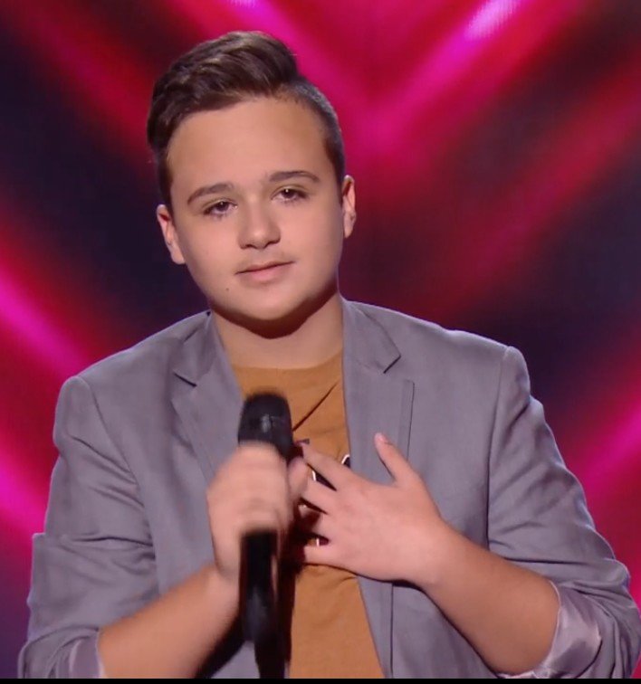 Mathias sur la scène de "The Voice : Kids". l Source : TF1 Replay