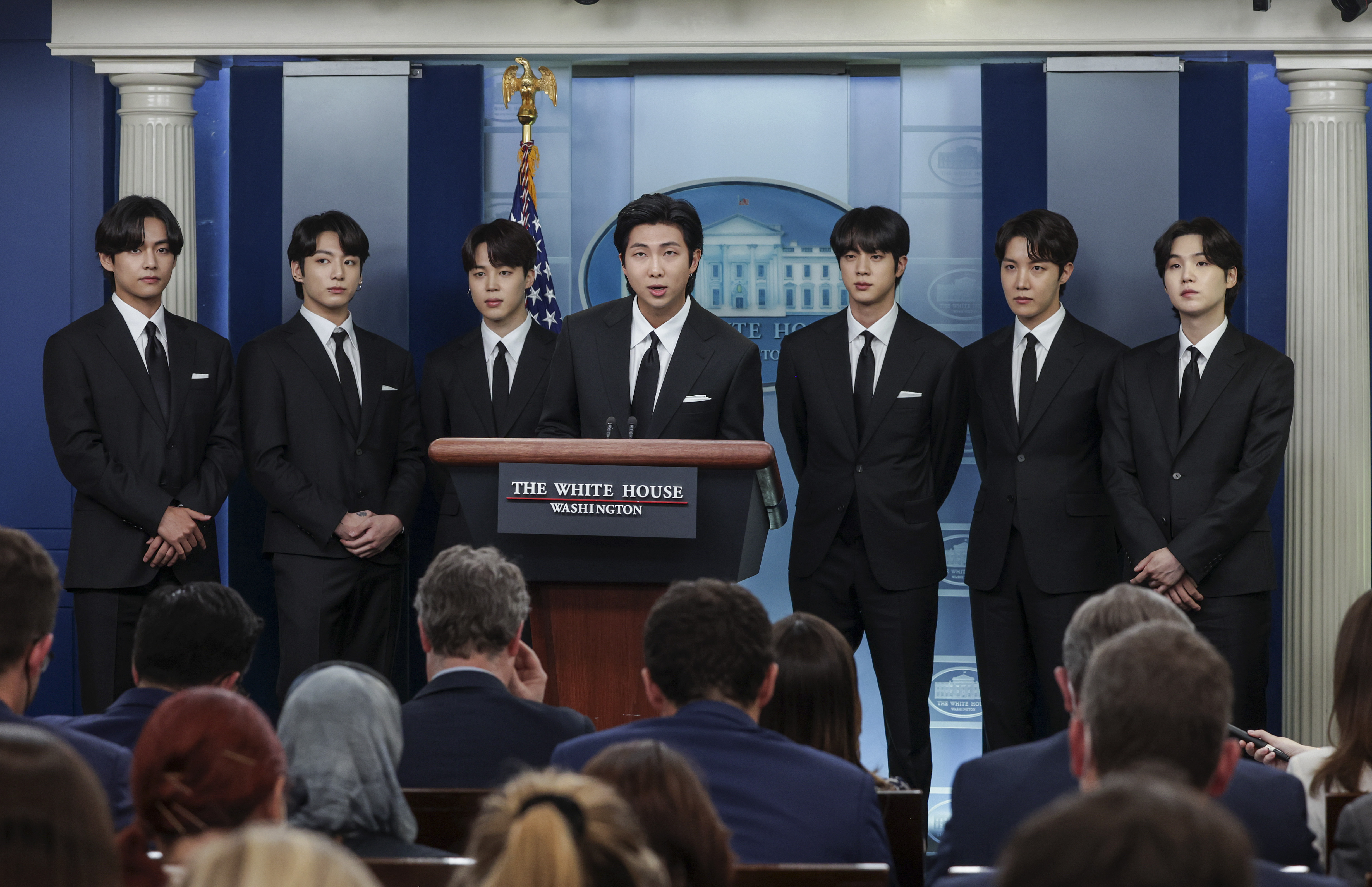 V, Jungkook, Jimin, RM, Jin, J-Hope et Suga du groupe pop sud-coréen BTS s'expriment lors de la conférence de presse quotidienne à la Maison Blanche le 31 mai 2022 à Washington, DC. | Source : Getty Images