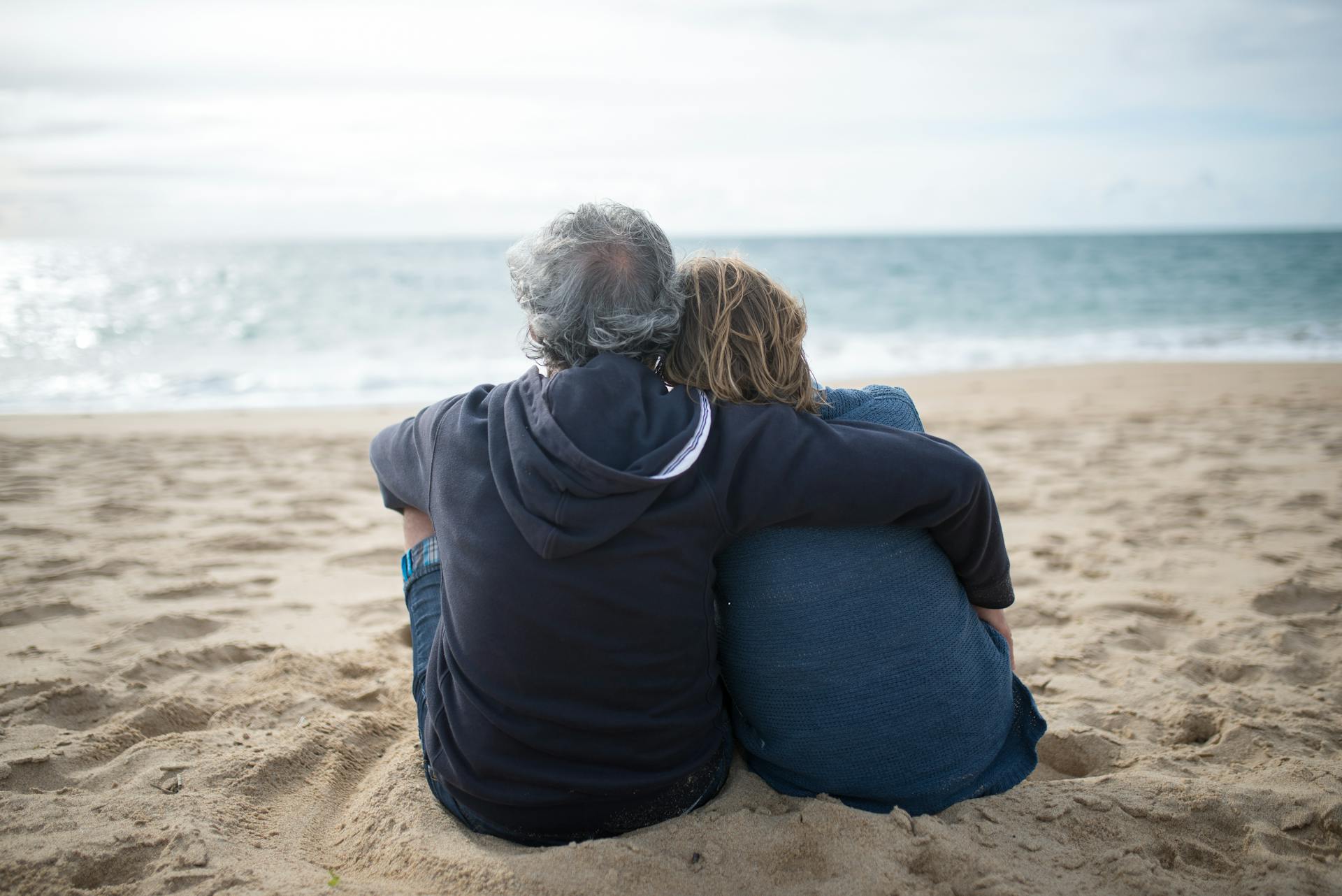 Un couple de seniors assis au bord de la mer | Source : Pexels