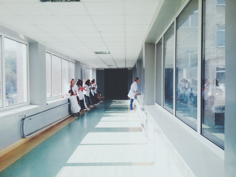 Une femme inquiète dans un couloir de l'hôpital. | Photo: Pexels