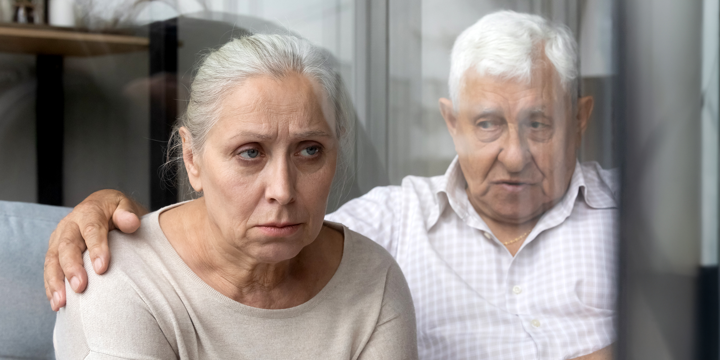 Un homme réconfortant sa femme | Source : Shutterstock