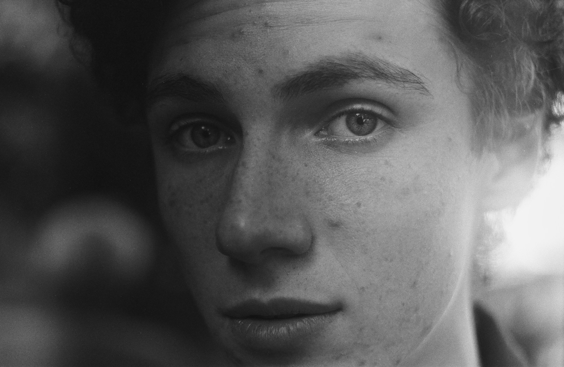 Un jeune homme sérieux | Source : Unsplash