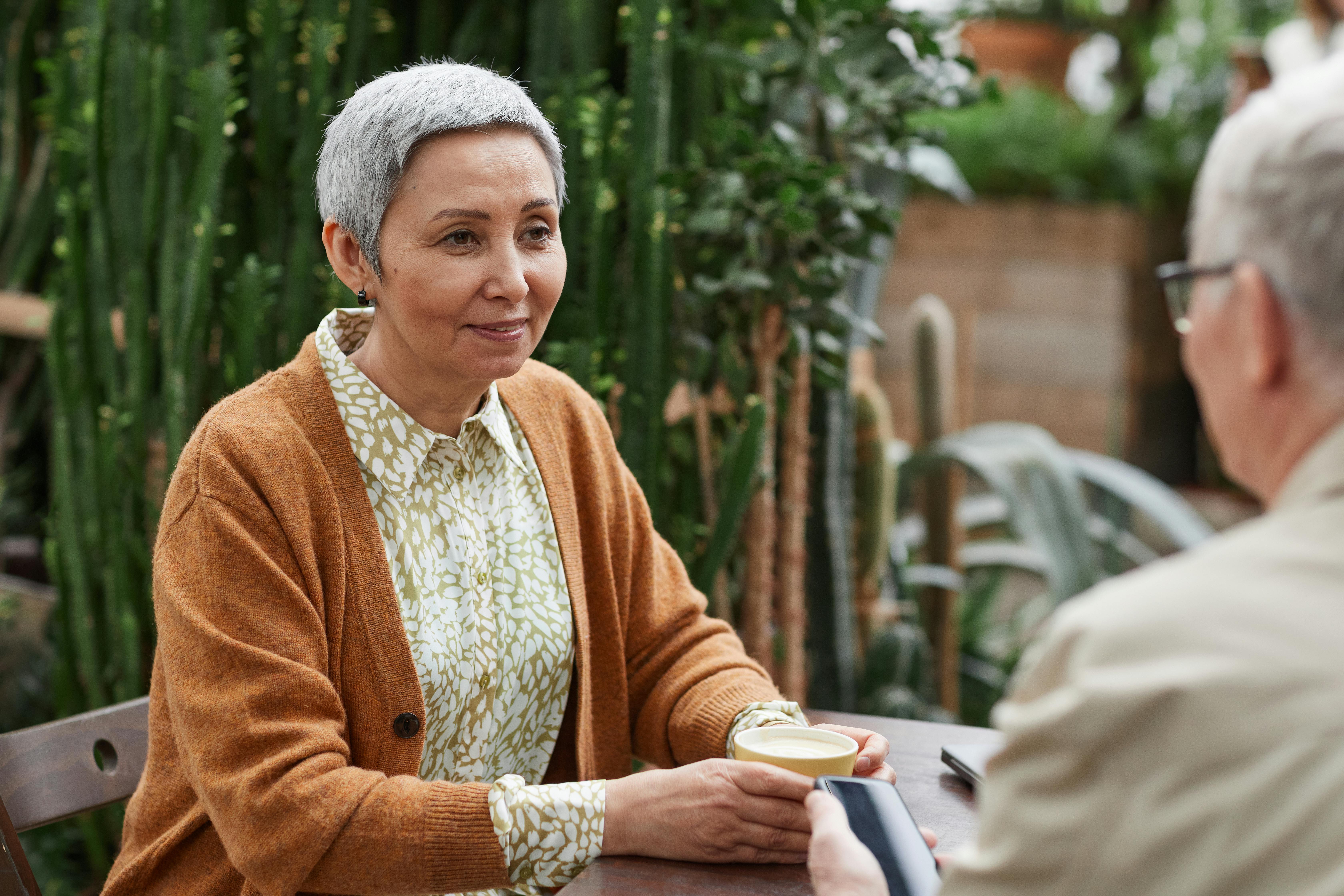 Une femme assise à la table | Source : Pexels