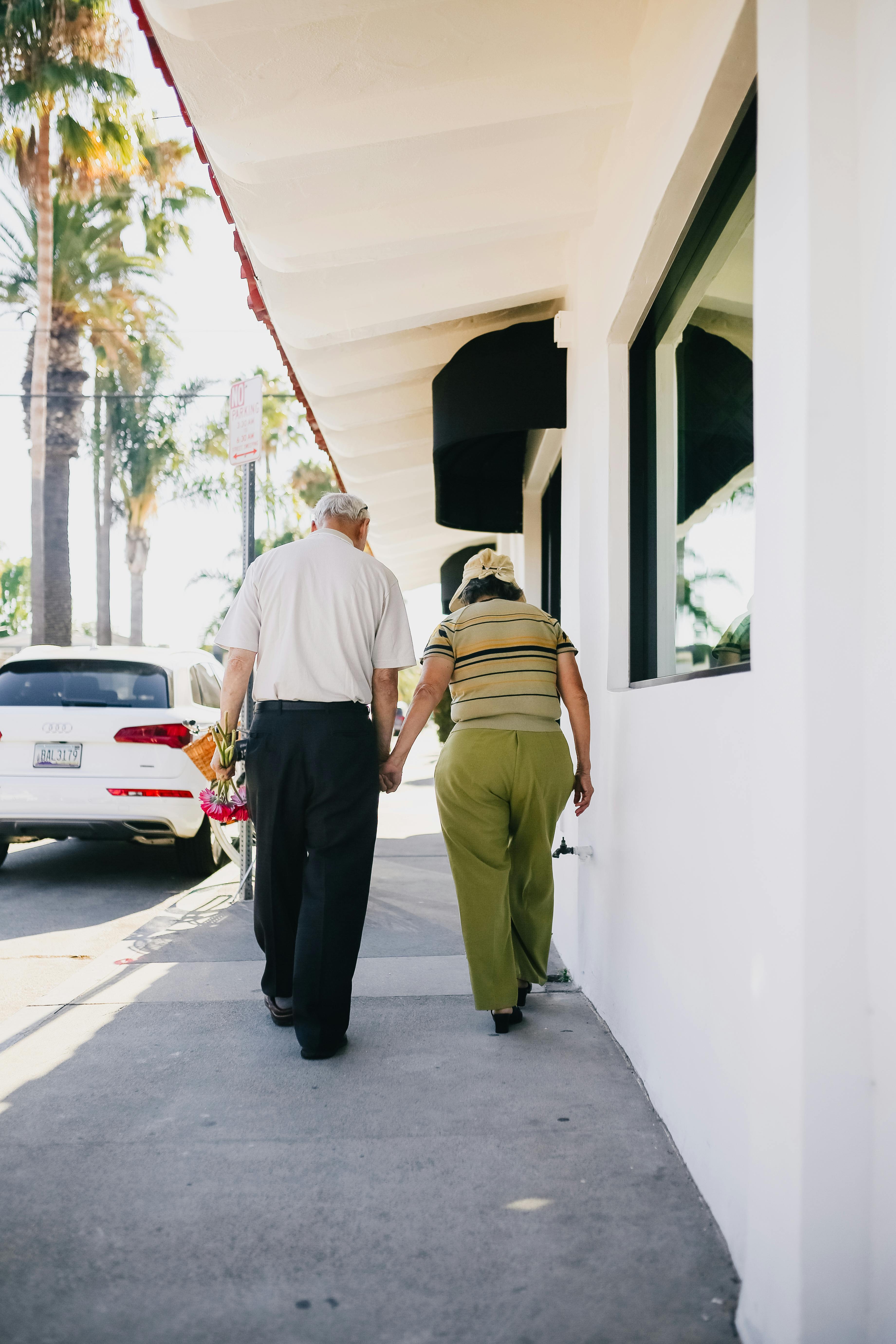 Couple de seniors marchant en se tenant par la main | Source : Pexels