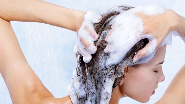 Une femme qui se lave les cheveux | Photo :  Getty Images