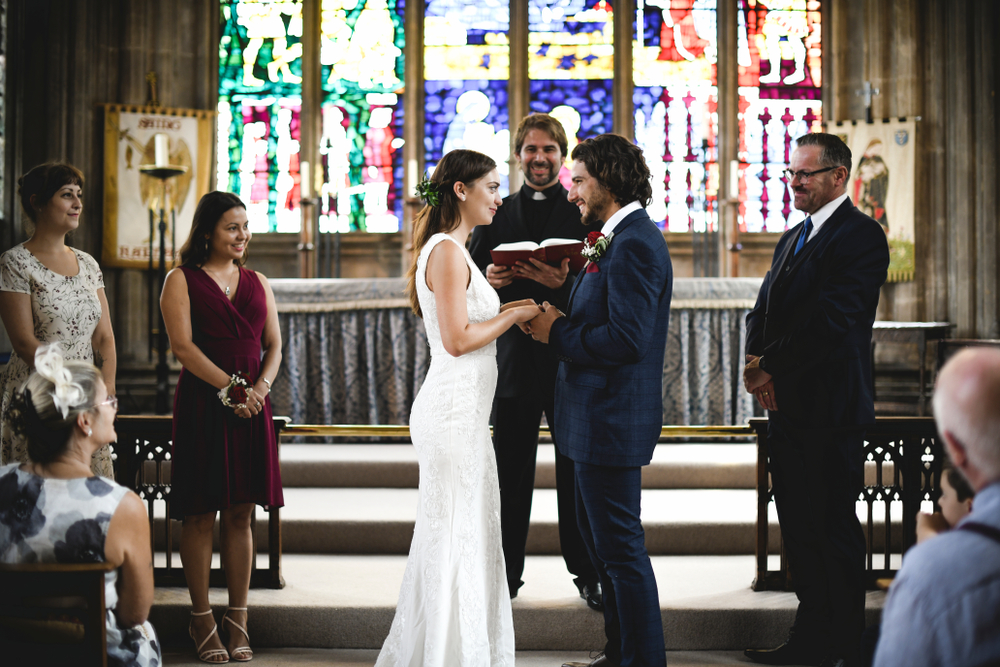 A noiva e o noivo em pé no altar |  Fonte: Shutterstock