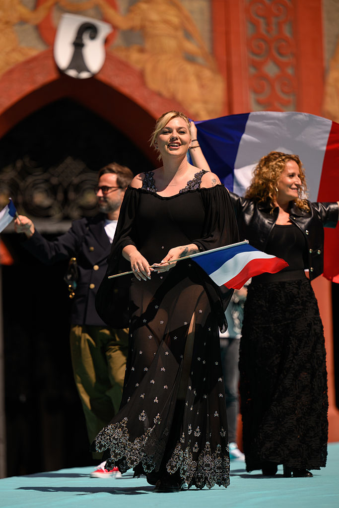 Louane, représentante de la France, assiste au tapis turquoise de la cérémonie d'ouverture du 69e Concours Eurovision de la chanson à la Messe Basel, le 11 mai 2025 à Bâle, en Suisse. | Source : Getty Images