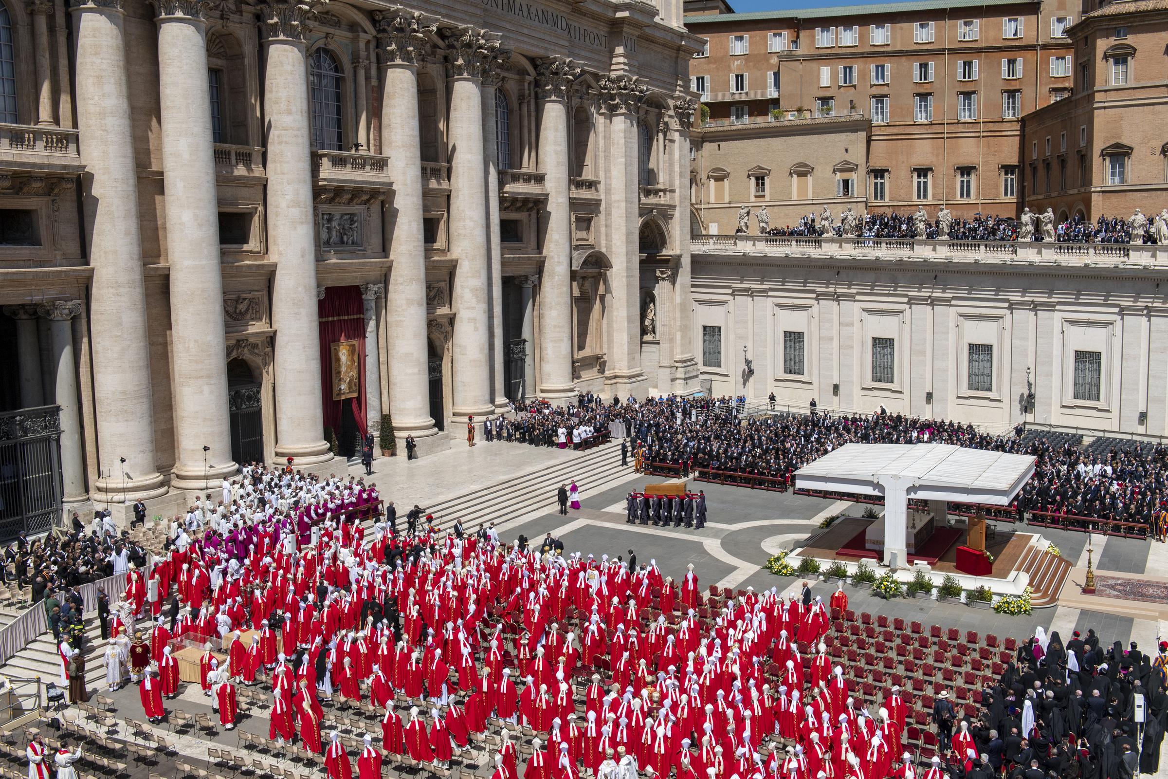 Le cercueil du pape François est porté dans la basilique Saint-Pierre après ses funérailles, dans la Cité du Vatican, le 26 avril 2025. | Source : Getty Images