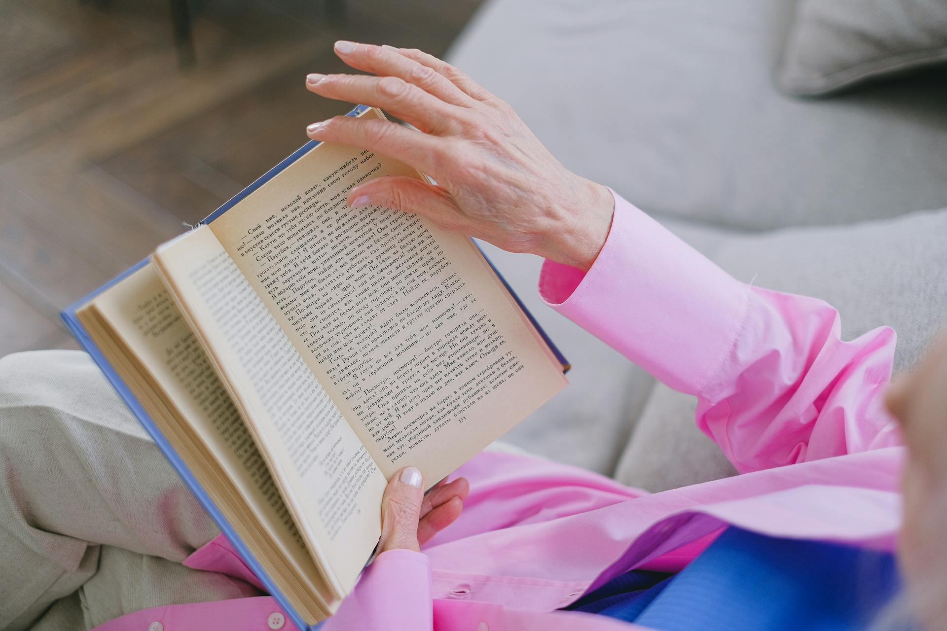 Une femme lisant un livre | Source : Pexels