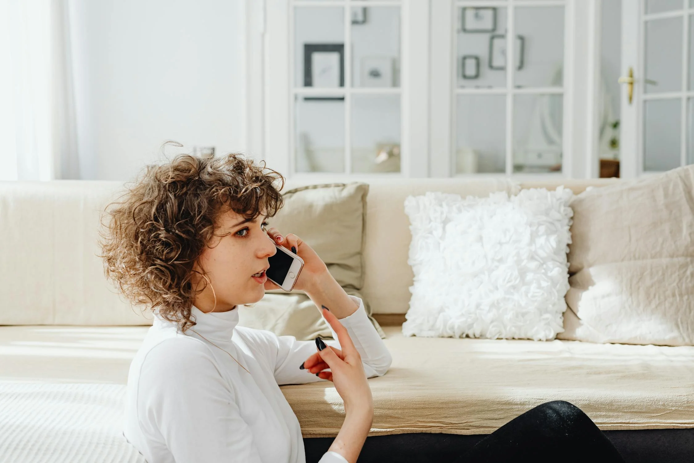 Une femme inquiète qui parle au téléphone | Source : Pexels