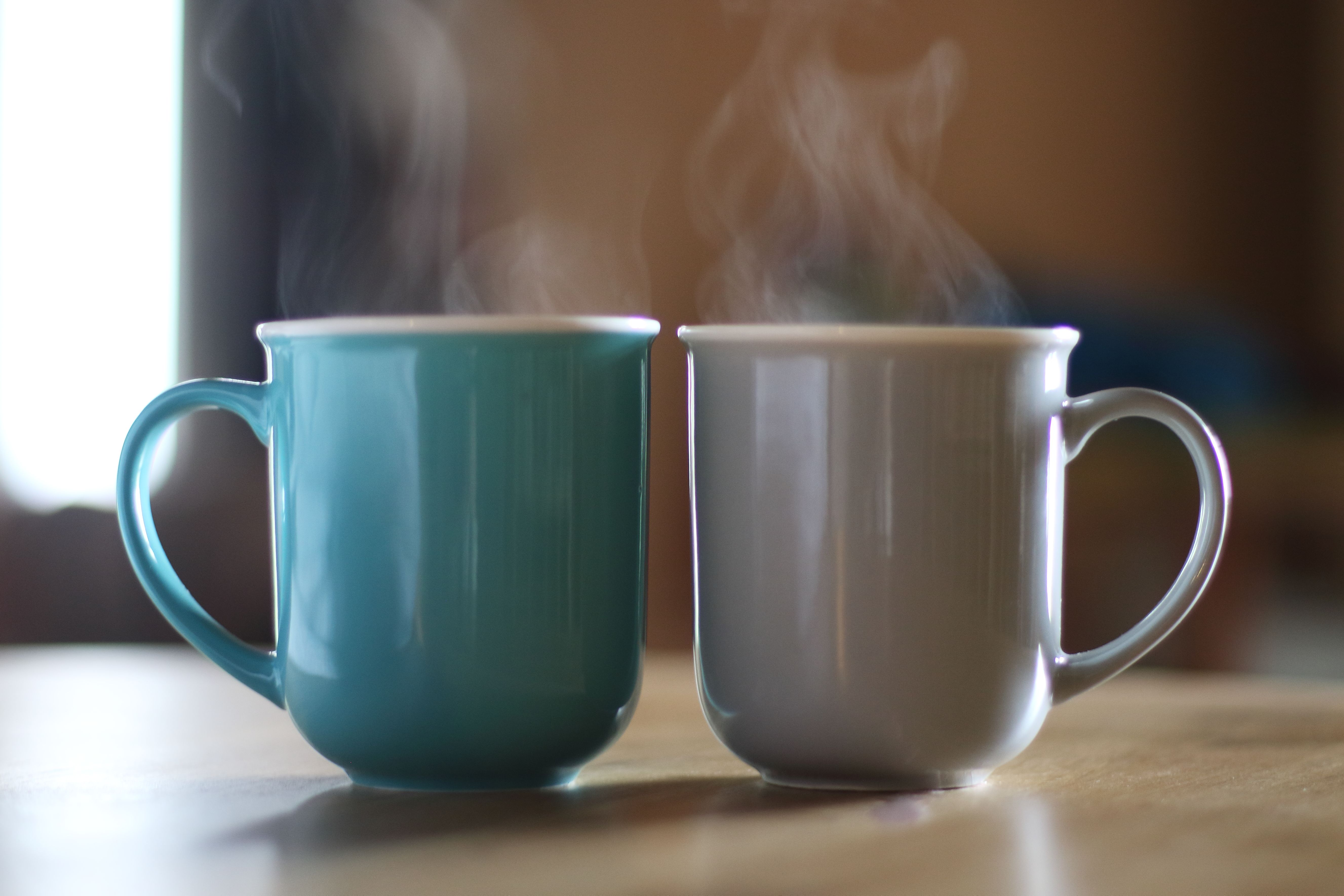 Deux tasses avec des boissons chaudes à l'intérieur. | Source : Getty Images