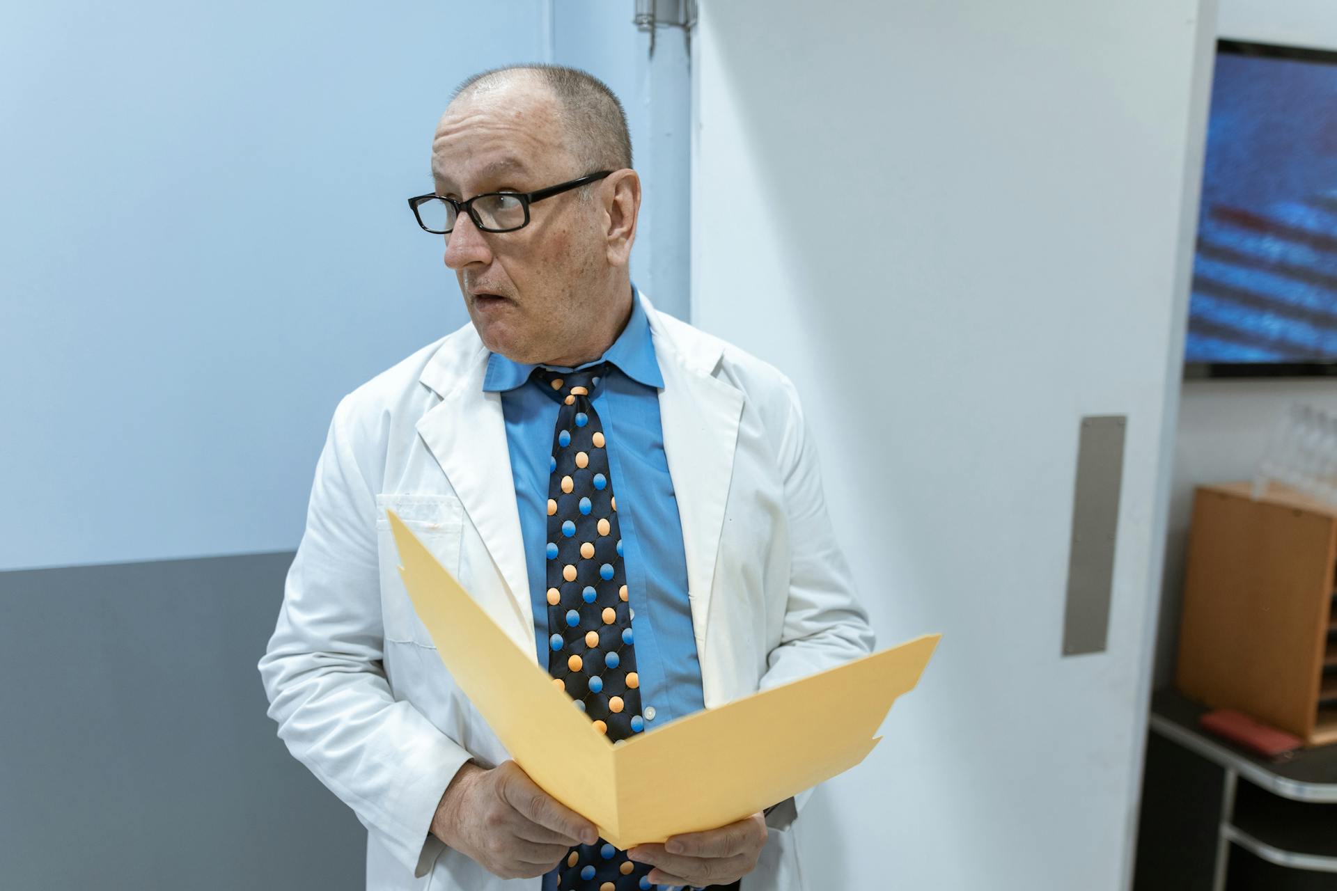 Un médecin tenant un dossier | Source : Pexels