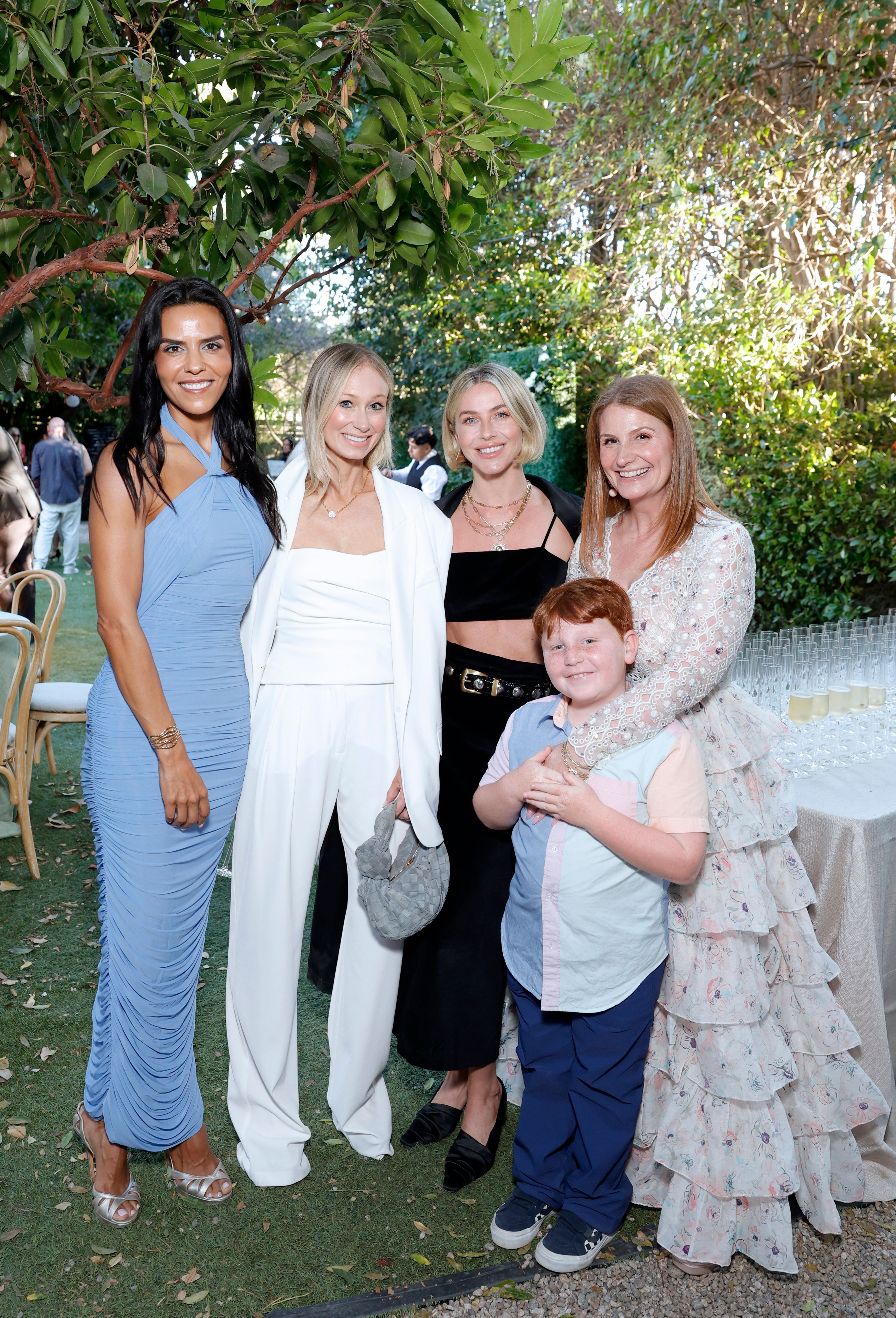 (De gauche à droite) Elsa Marie Collins, Stephanie Levinson, Julianne Hough et l'invitée photographiée avec Zoe Winkler Reinis et son fils lors de la soirée du 6e anniversaire de TIAH, le 24 août 2024, à Los Angeles, en Californie. | Source : Getty Images