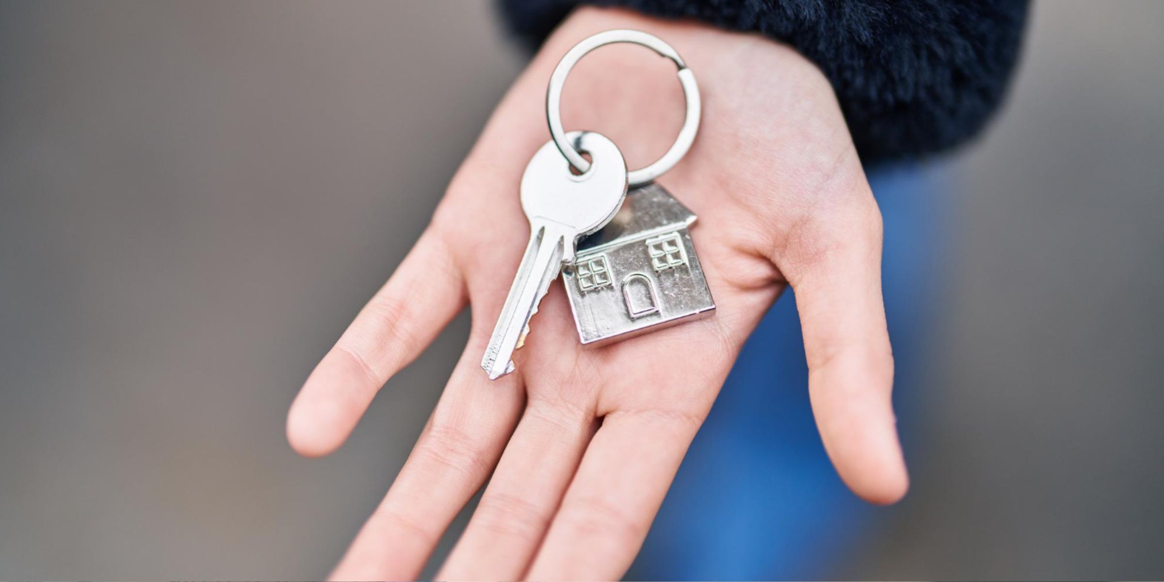Une personne tenant une clé de maison | Source : Freepik