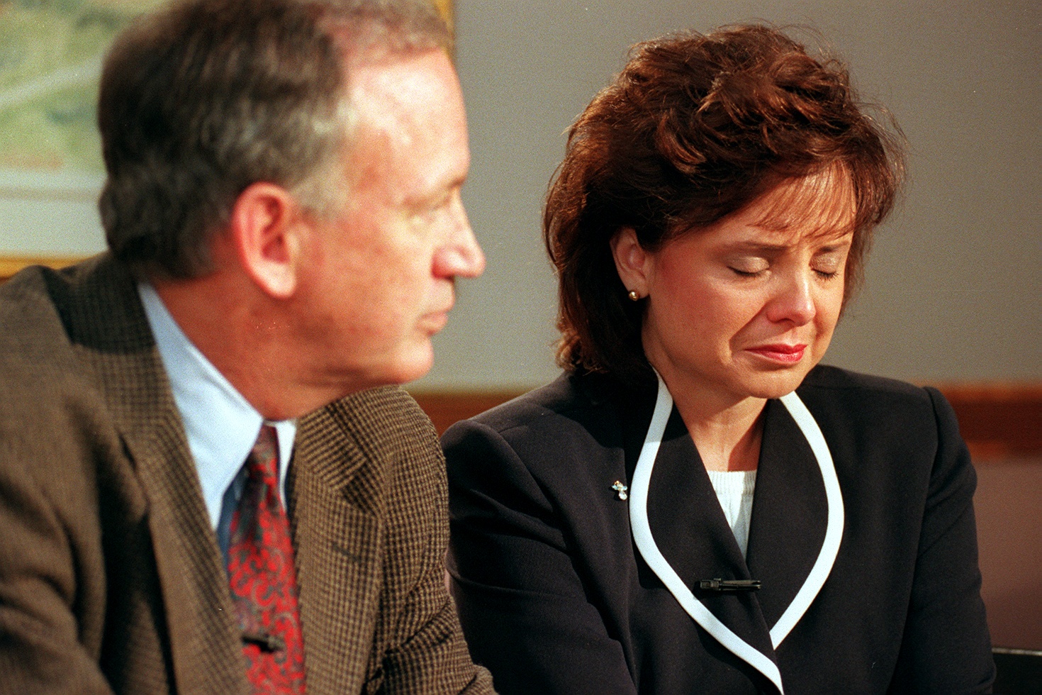 John et Patsy Ramsey lors d'une rencontre avec les médias locaux du Colorado, le 1er mai 1997, à Boulder, Colorado. | Source : Getty Images