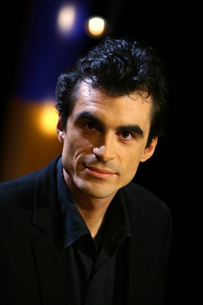 Le professeur de philosophie français Raphael Enthoven sur le plateau de l'émission "Vol de Nuit". | Photo : Getty Images