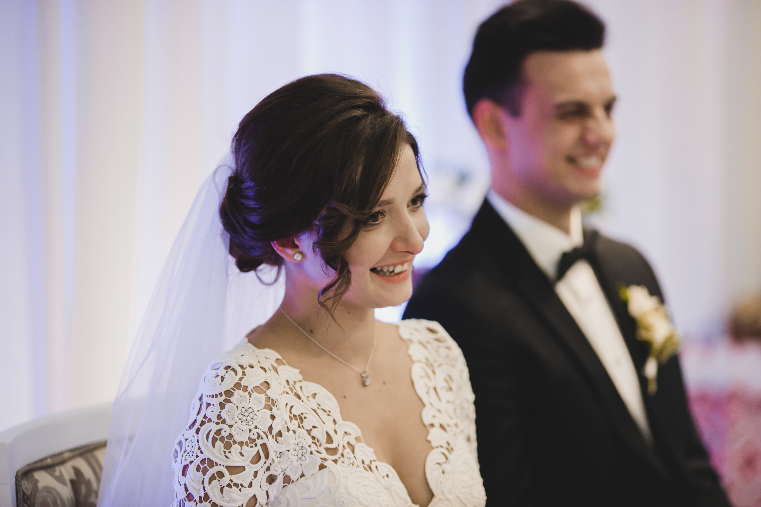 Un jeune couple souriant le jour de son mariage | Source : Shutterstock