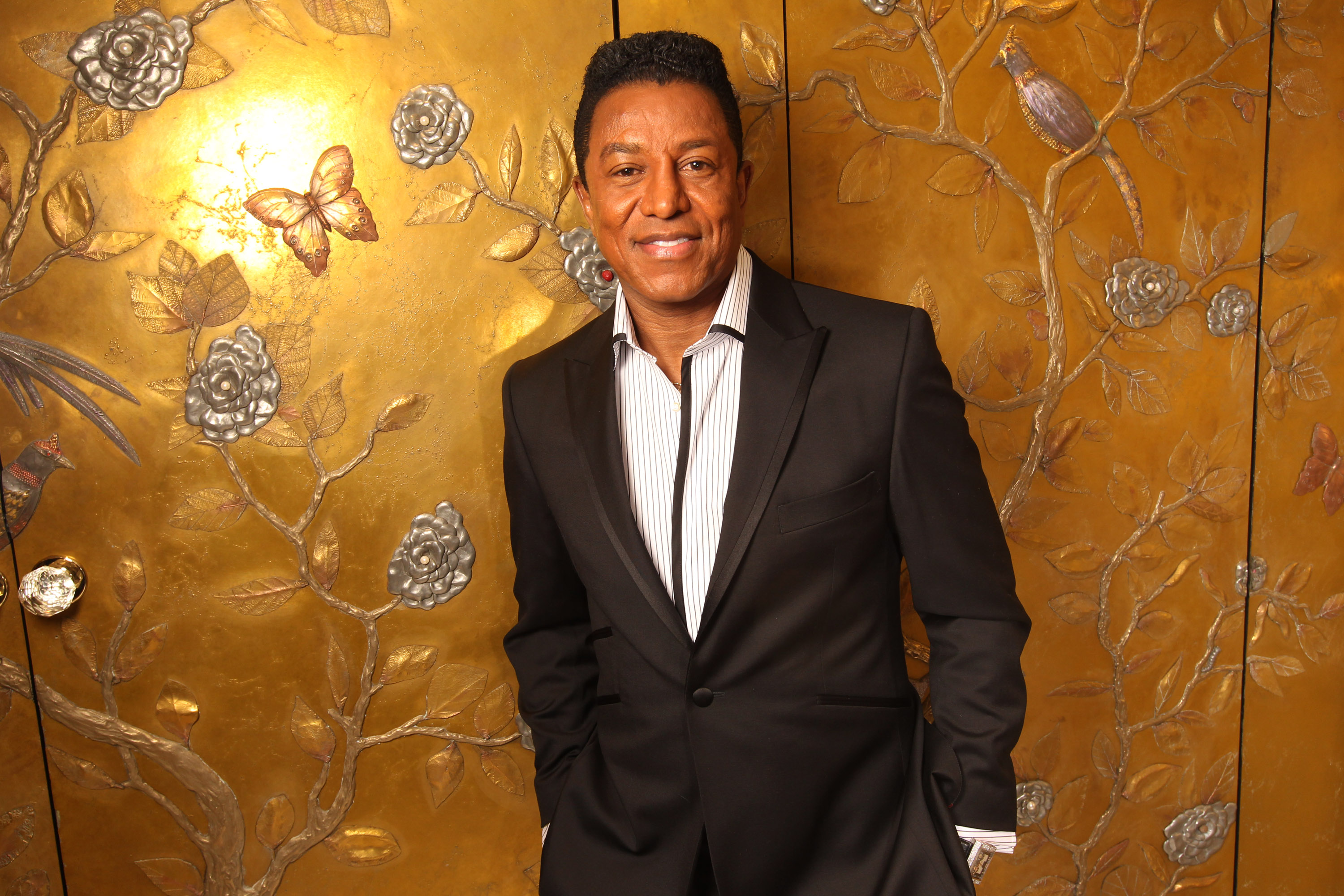 Jermaine Jackson pose pour un portrait après s'être fait ajuster un costume par le tailleur de Savile Row Gary Anderson à l'hôtel Dorchester, le 12 décembre 2011, à Londres, en Angleterre. | Source : Getty Images