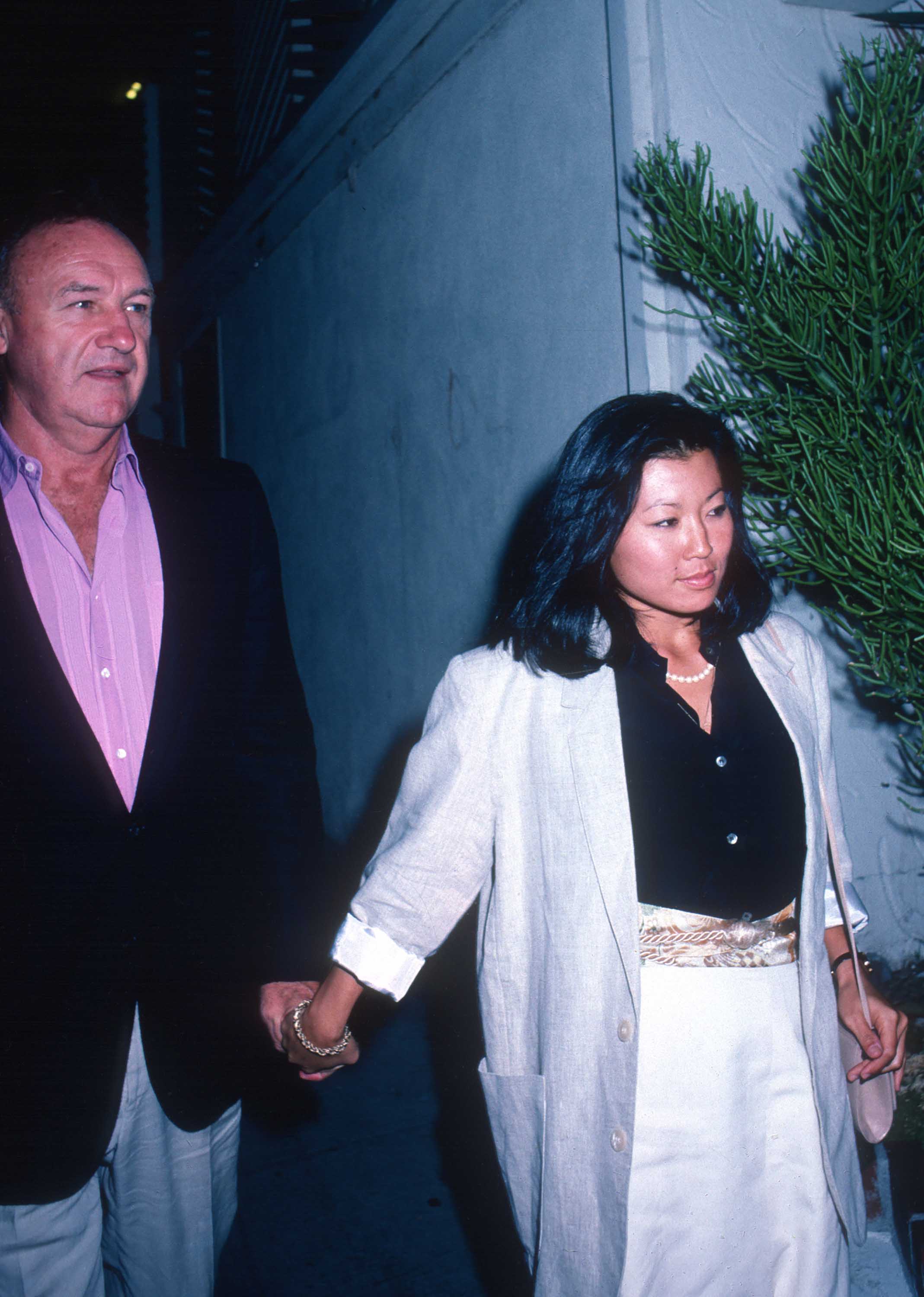 Gene Hackman et sa femme Betsy Arakawa sont aperçus au Spago le 5 septembre 1988, à West Hollywood, en Californie. | Source : Getty Images