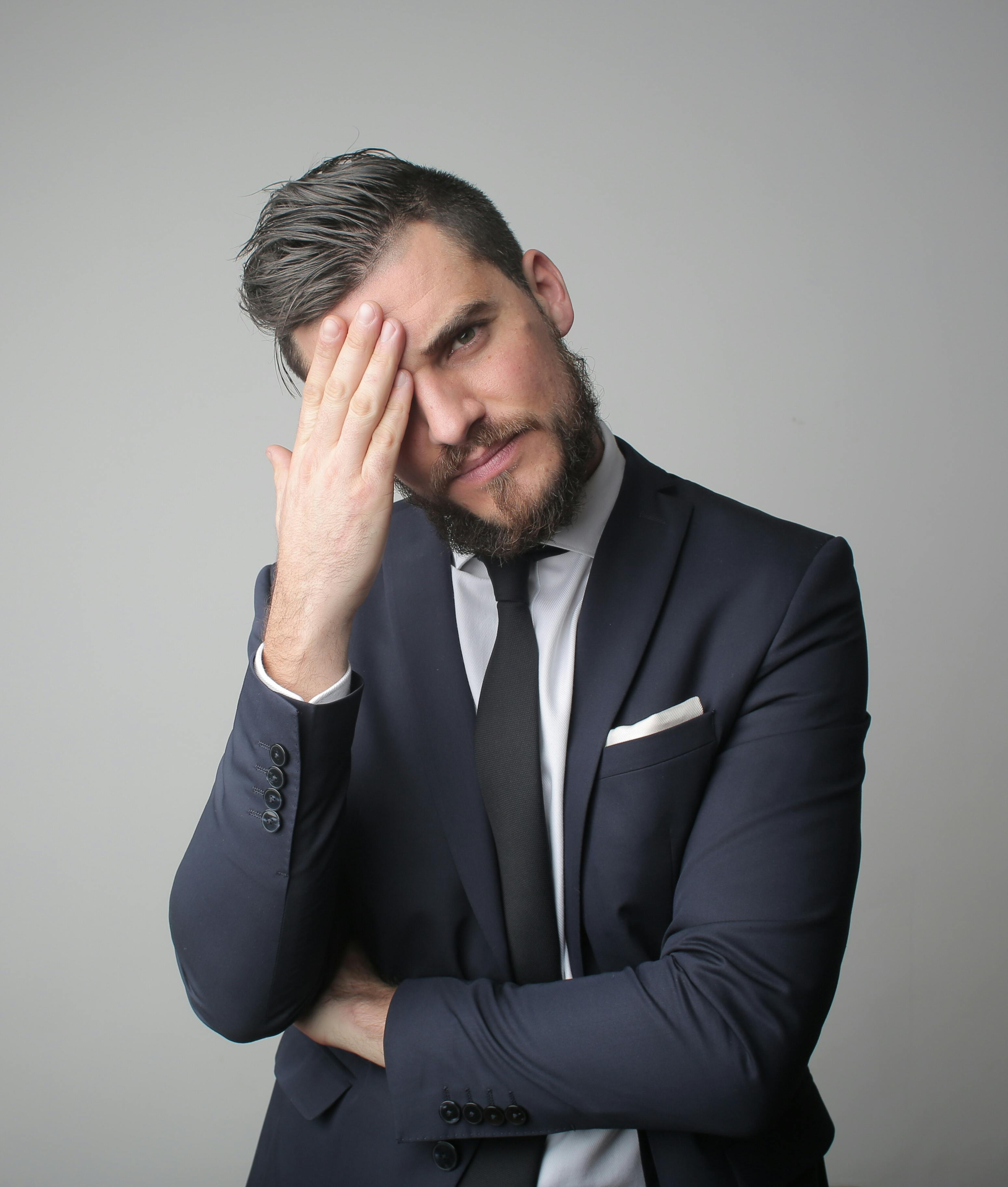 Confused man in suit | Source: Pexels