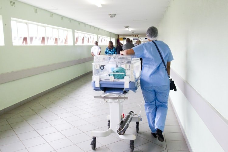 Une infirmière dans un couloir d'hôpital. | Photo : Unsplash