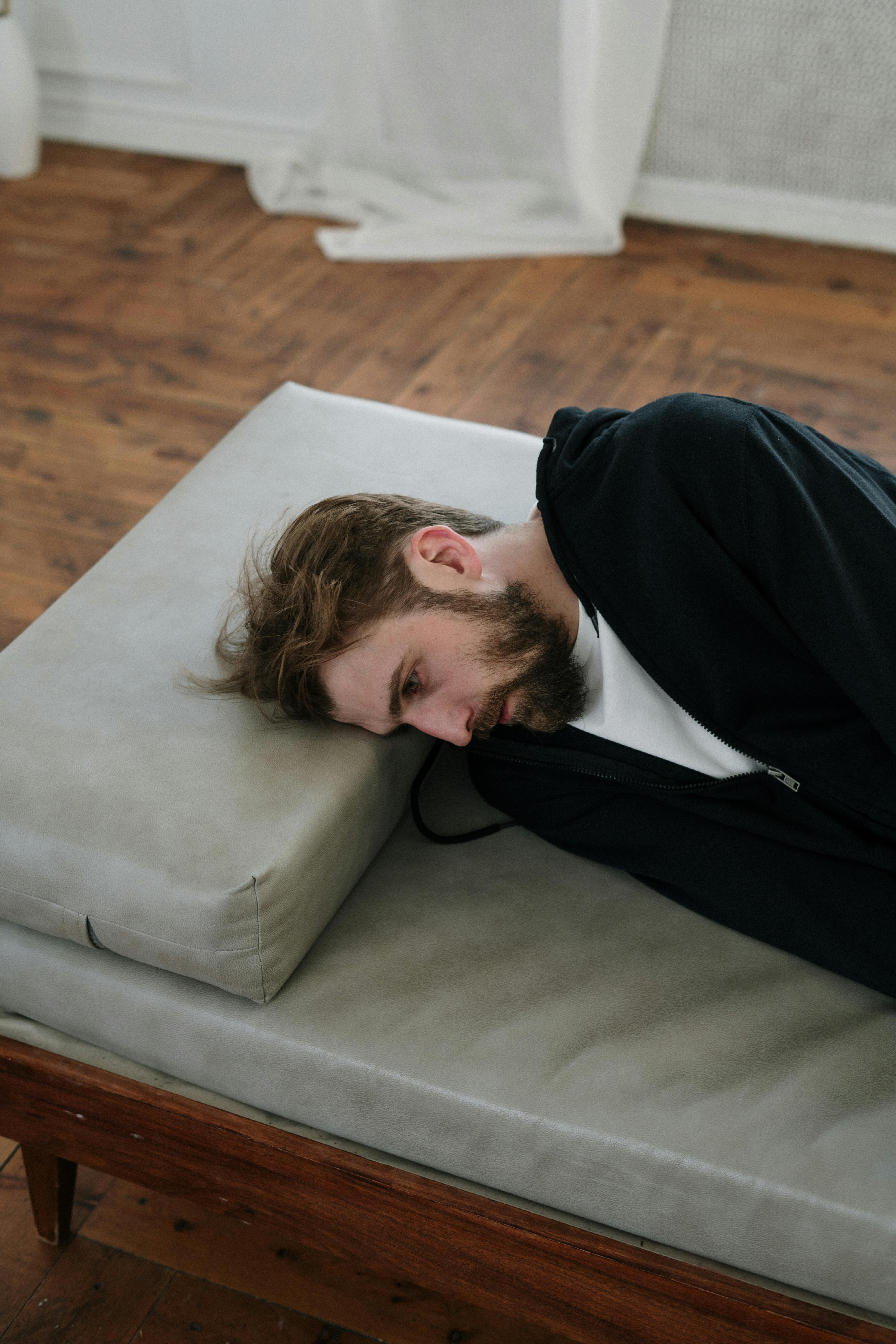 Un homme allongé sur son lit | Source : Pexels