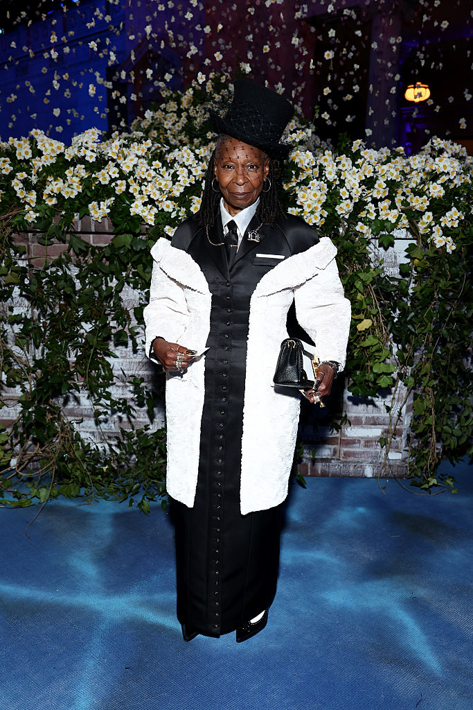 Whoopi Goldberg fait une entrée remarquée lors du 2025 Met Gala au Metropolitan Museum of Art le 5 mai à New York.
