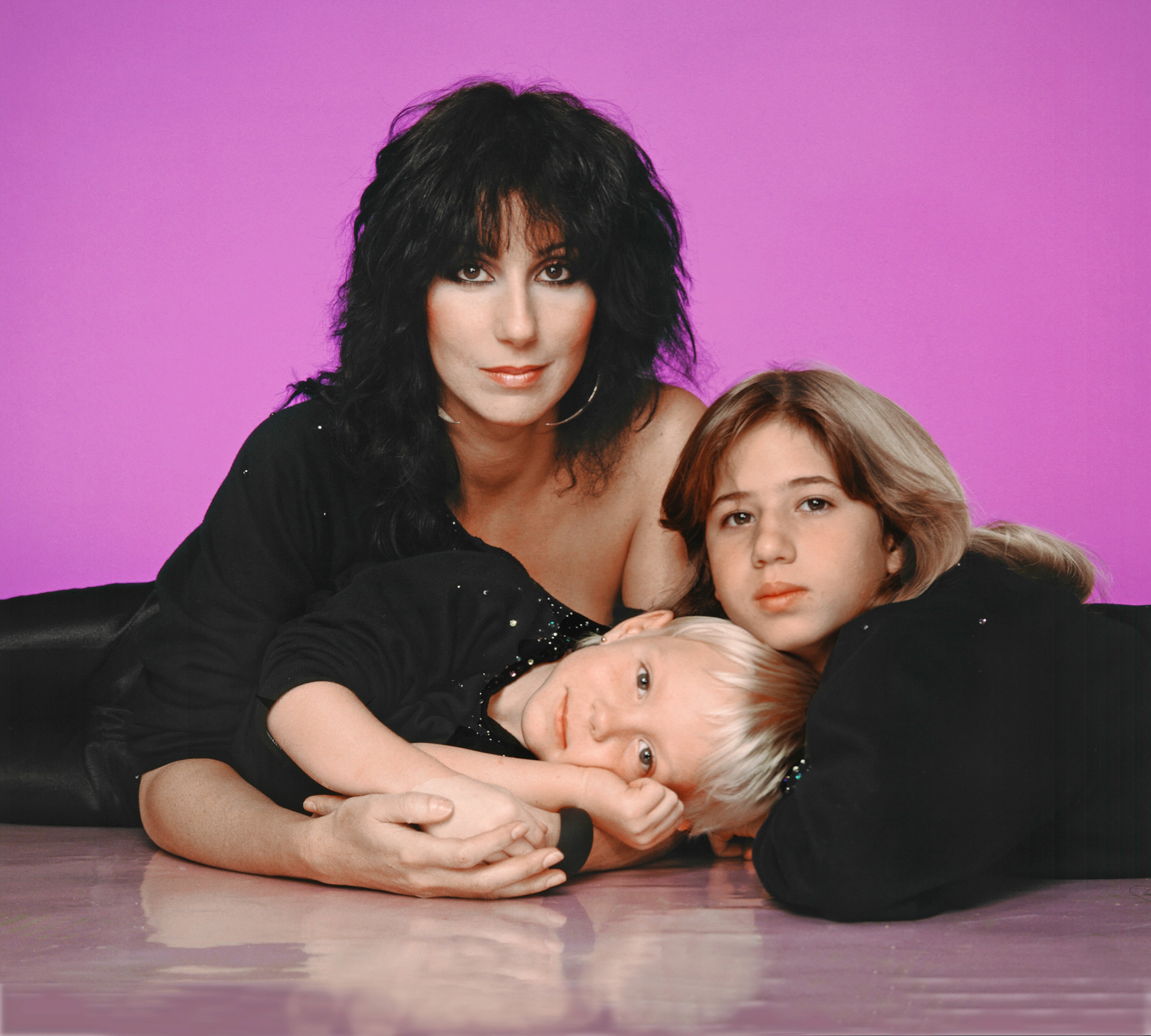 Cher avec ses enfants Chastity Bono et Elijah Allman le 1er janvier 1980 à Los Angeles, Californie | Source : Getty images