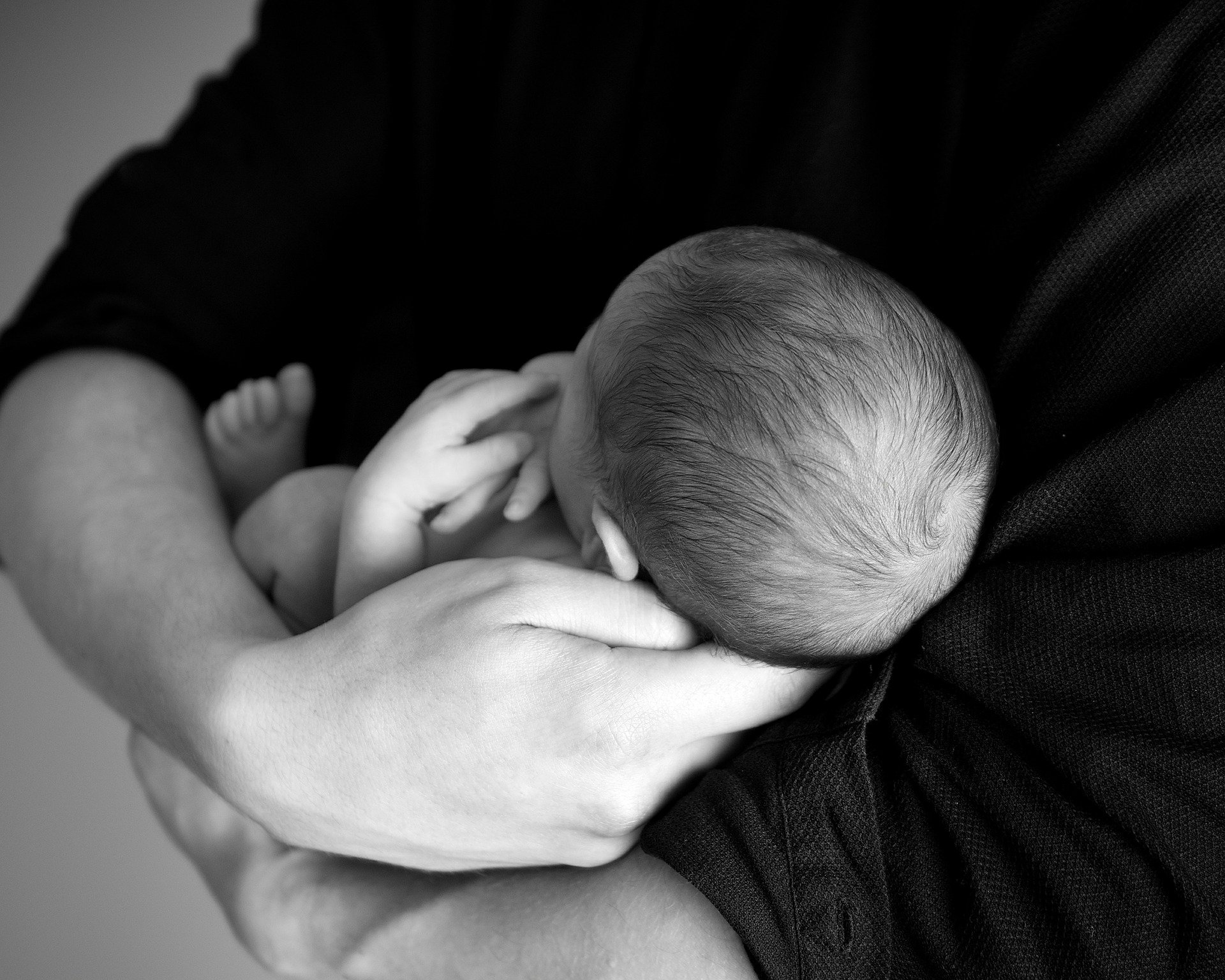 Un bébé dans le bras de sa mère. | Photo : Pixabay