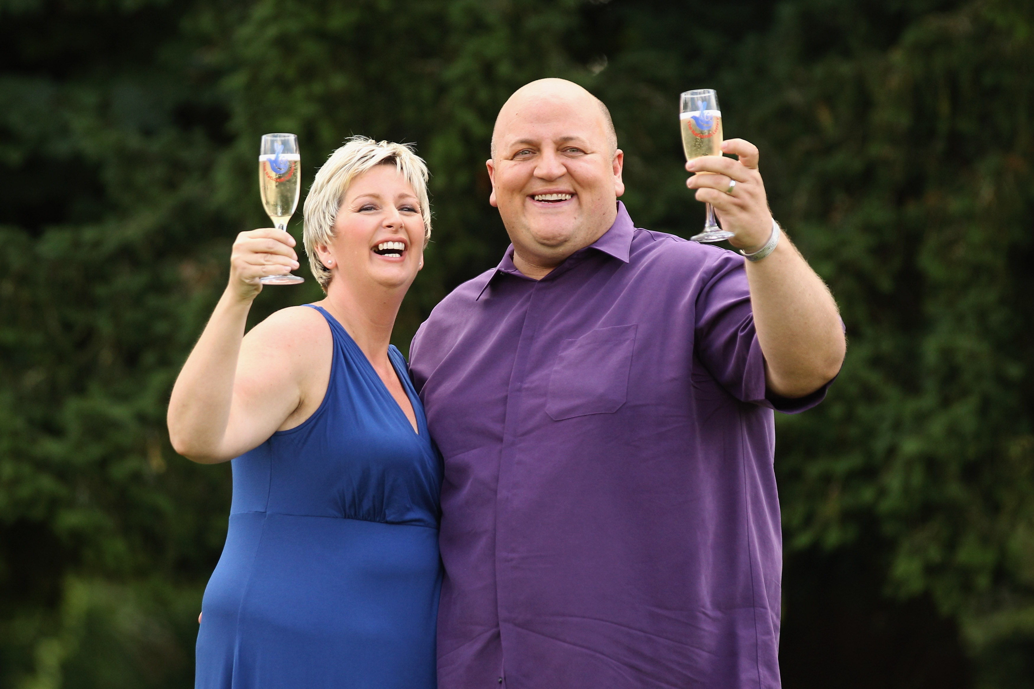 Gillian et Adrian Bayford célèbrent le fait d'avoir remporté le jackpot de plus de 148 millions de livres sterling à la loterie EuroMillions, le 14 août 2012, à Hatfield Heath, en Angleterre | Source : Getty Images