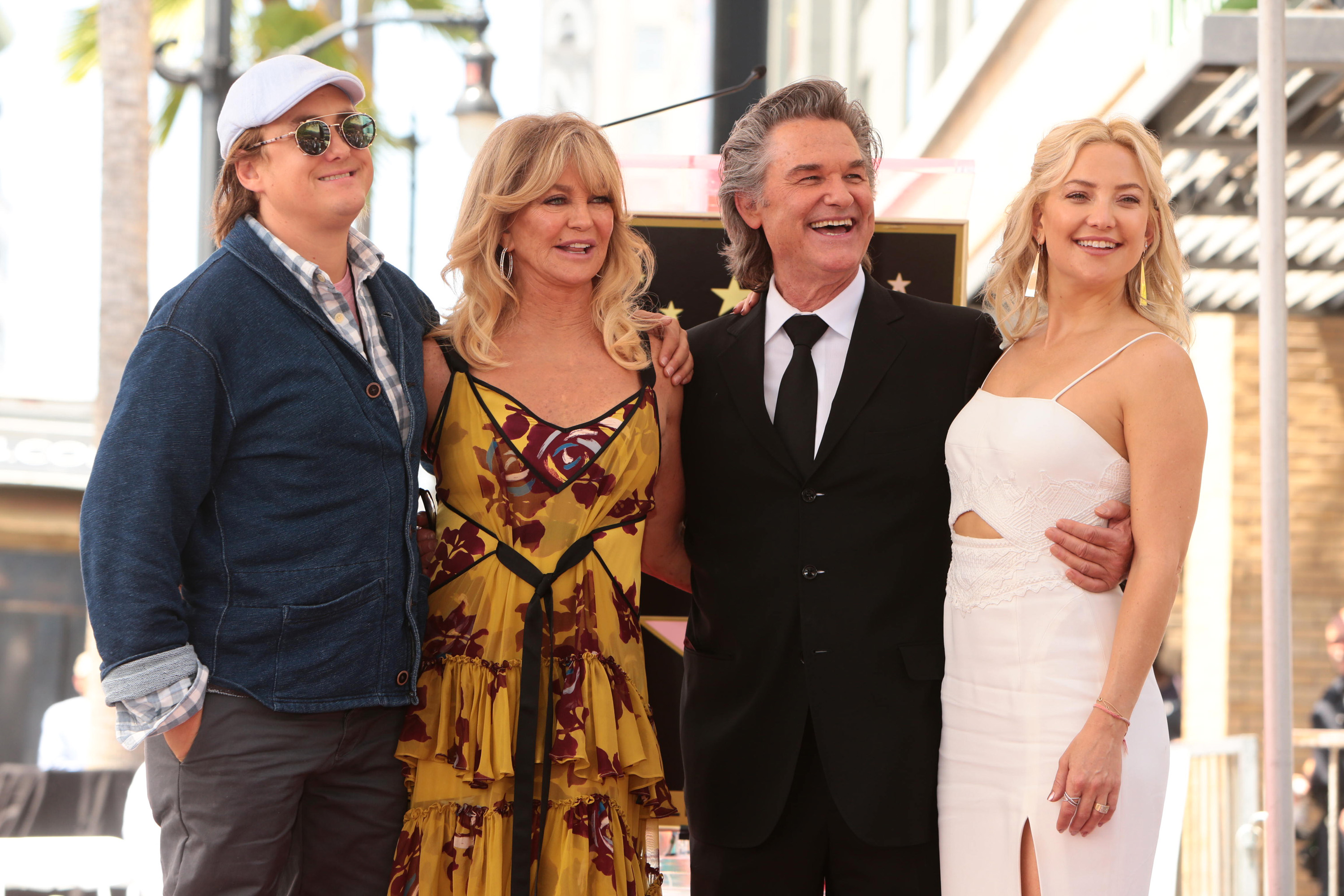 Boston Russell, Goldie Hawn, Kurt Russell et Kate Hudson vus sur le Hollywood Walk of Fame le 4 mai 2017 | Source : Getty Images