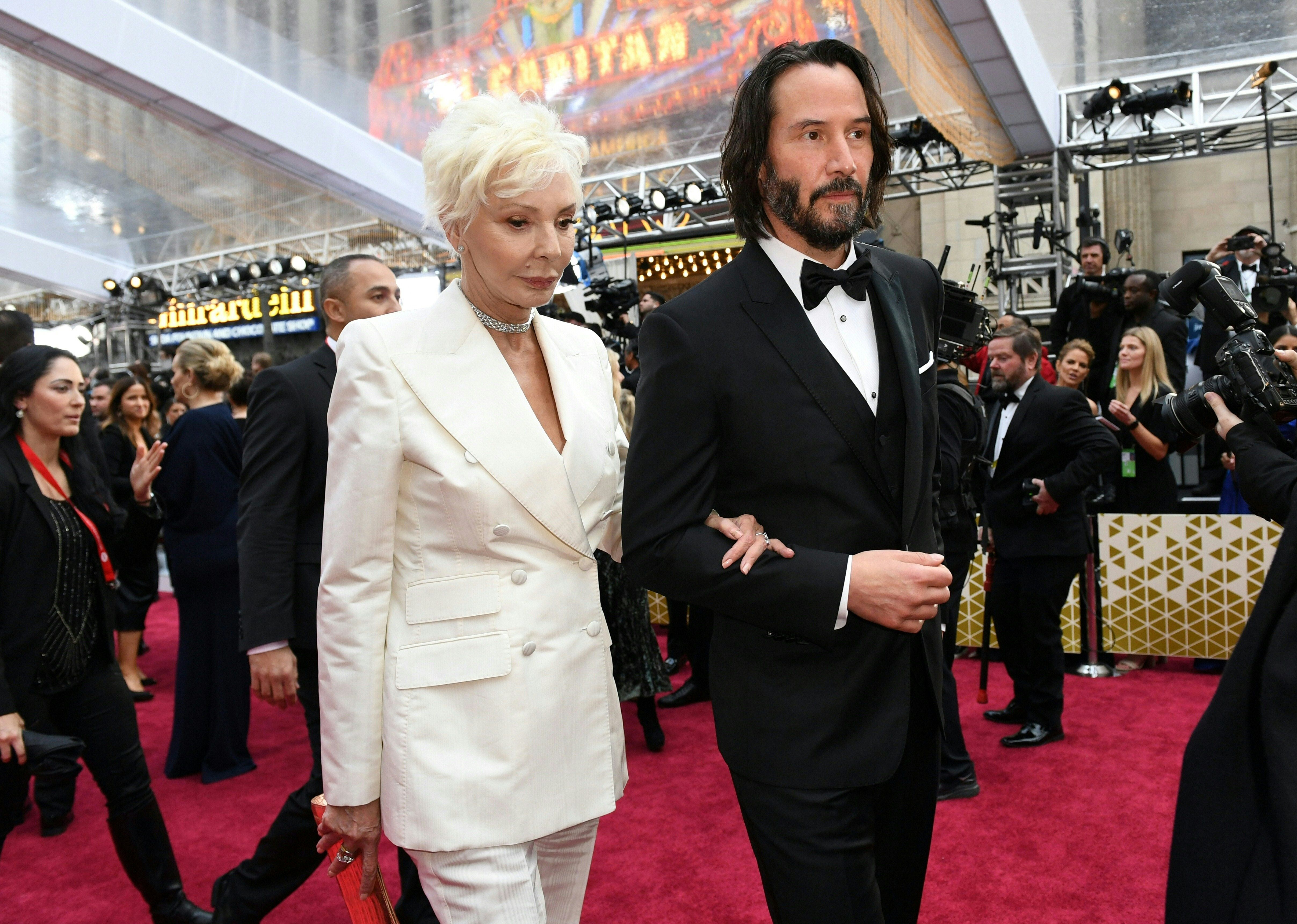 Keanu Reeves arrive avec sa mère, Patricia Taylor, à la 92e cérémonie annuelle des Oscars, le 9 février 2020, à Hollywood | Source : Getty Images