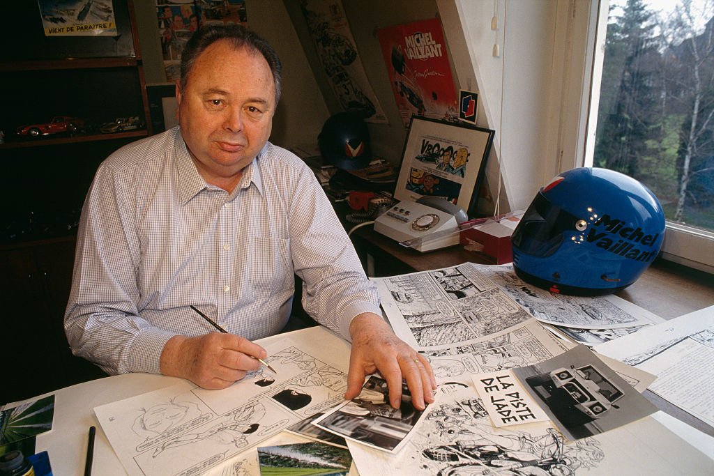 Jean Graton, le créateur et designer de la série de bandes dessinées "Michel Vaillant", chez lui à Bruxelles. | Photo : Getty Images