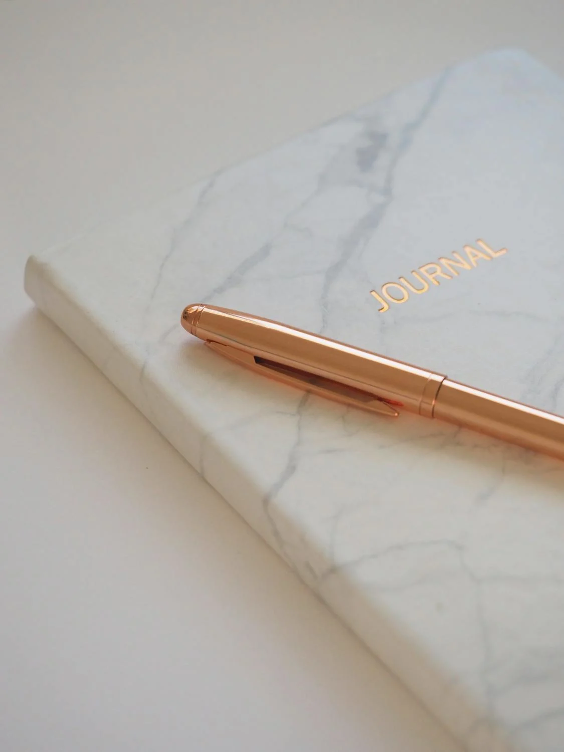 Un journal et un stylo | Source : Pexels