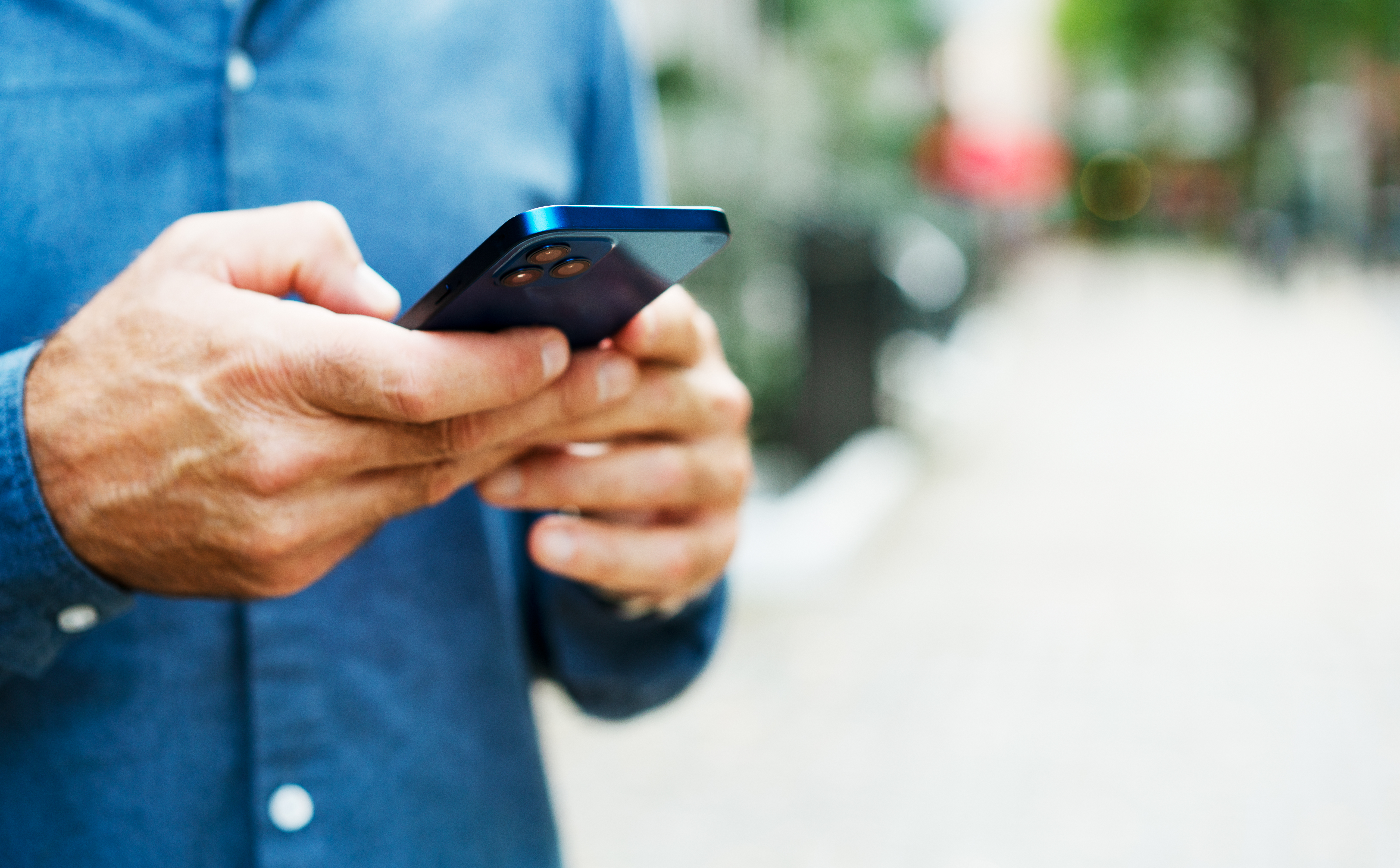 Un homme méconnaissable utilisant un smartphone | Source : Getty Images