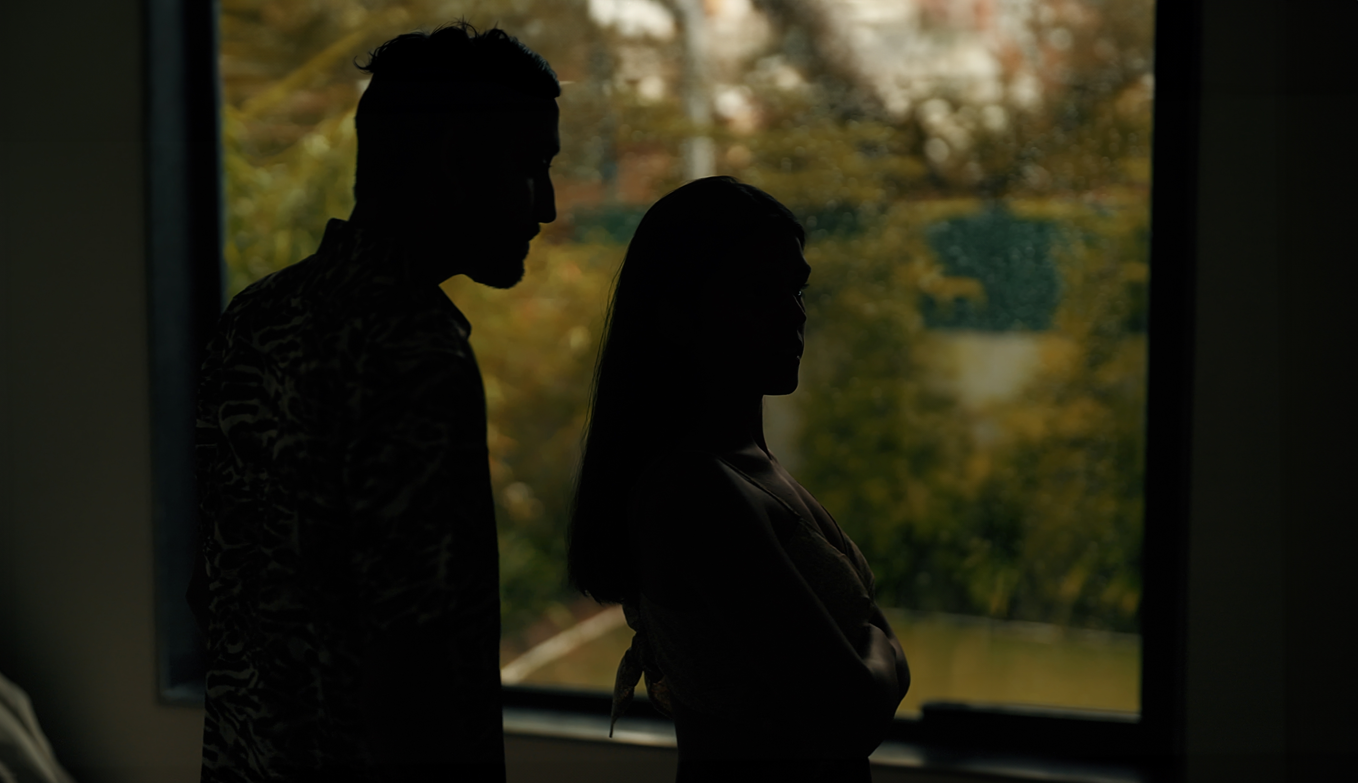 Silhouette d'un couple debout près d'une fenêtre après une dispute | Source : Shutterstock