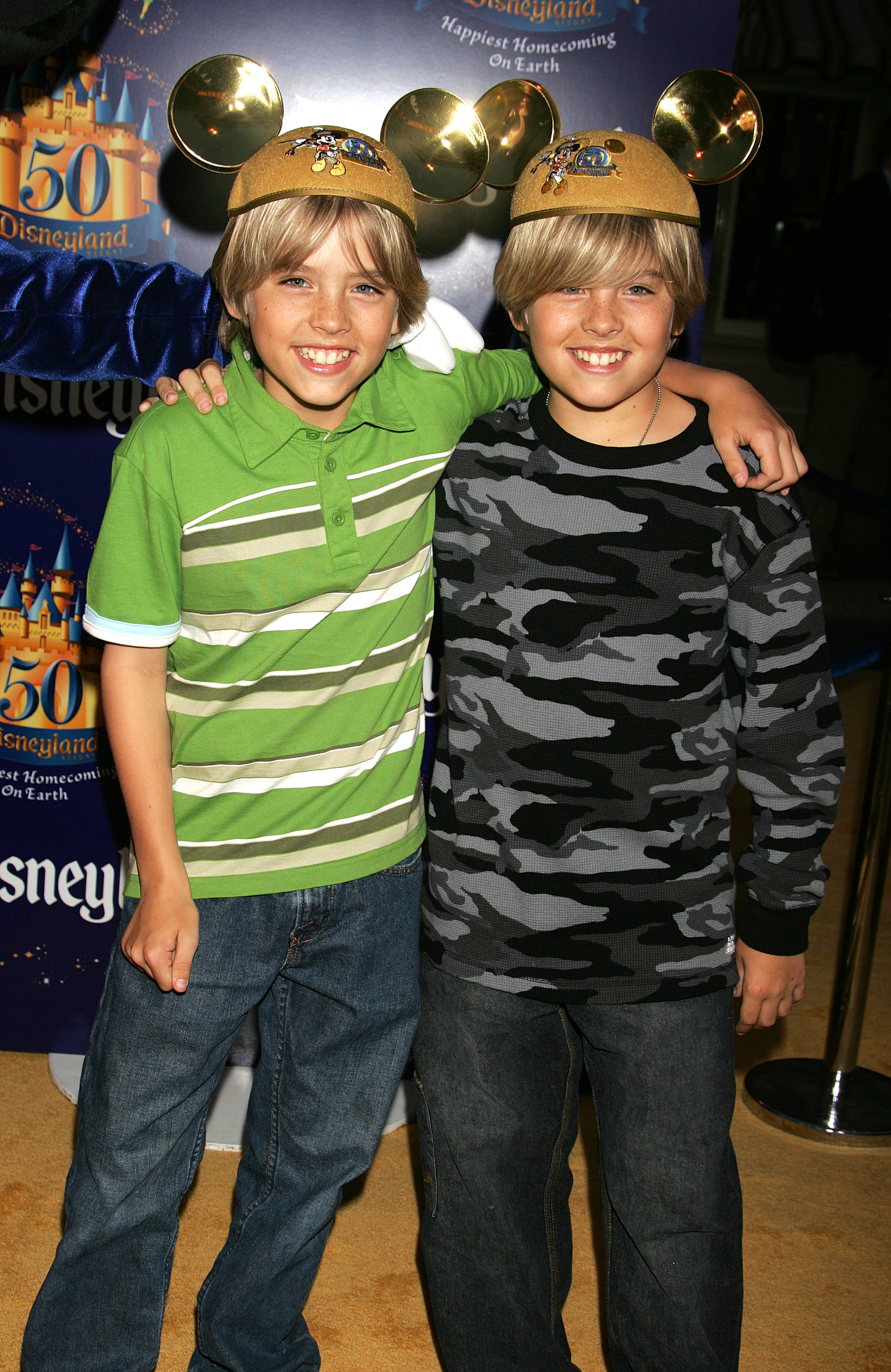 Cole et Dylan Sprouse lors de la célébration du 50e anniversaire de Disneyland "Happiest Homecoming On Earth" le 4 mai 2005. | Source : Getty Images