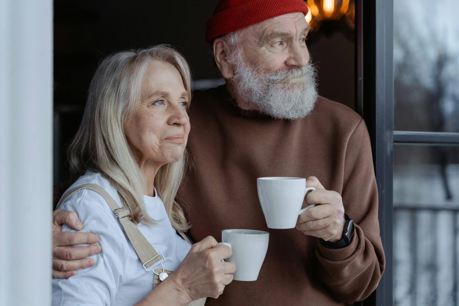 Un couple de personnes âgées dégustant un thé | Source : Pexels