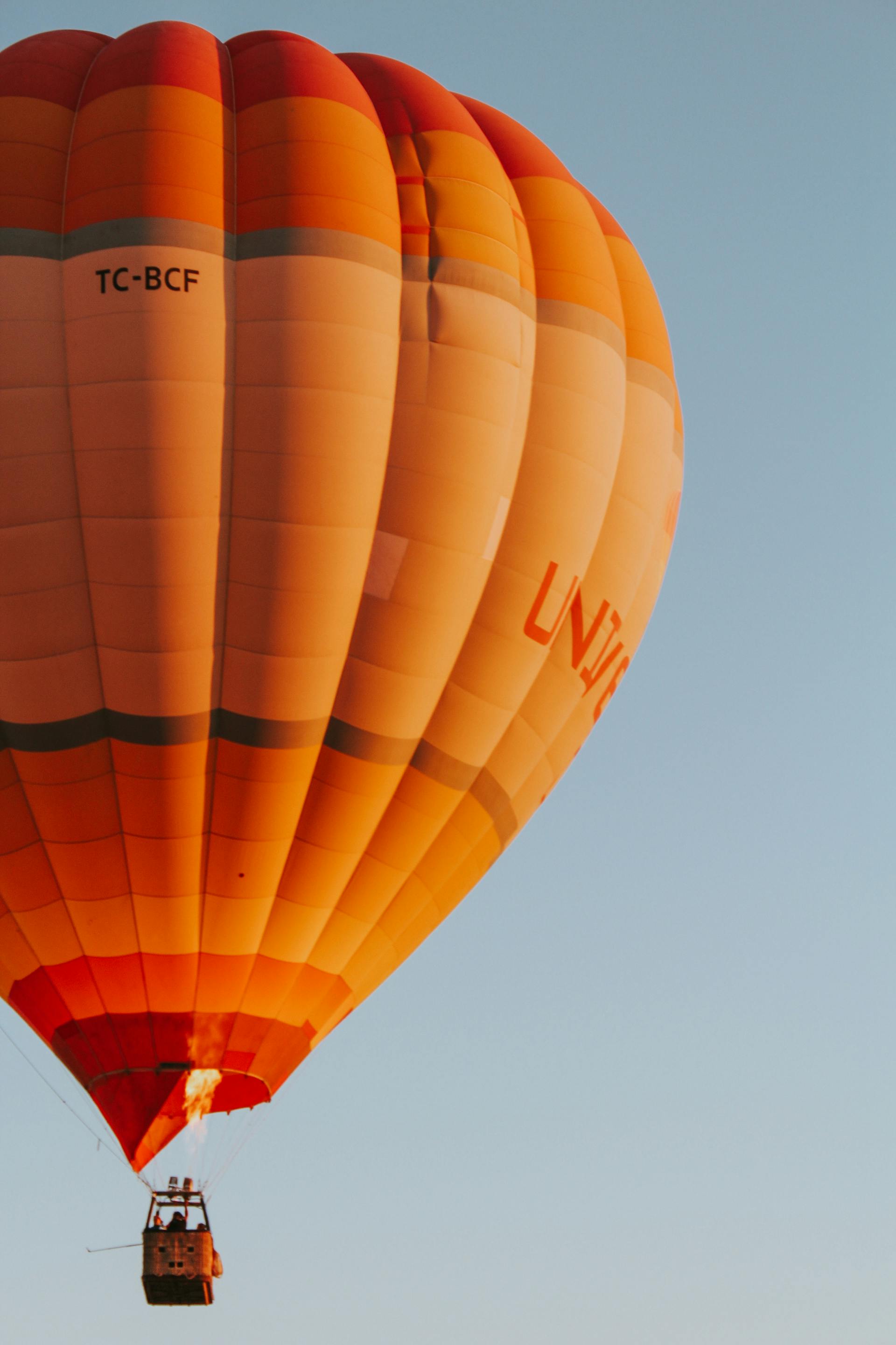 Une montgolfière orange | Source : Pexels