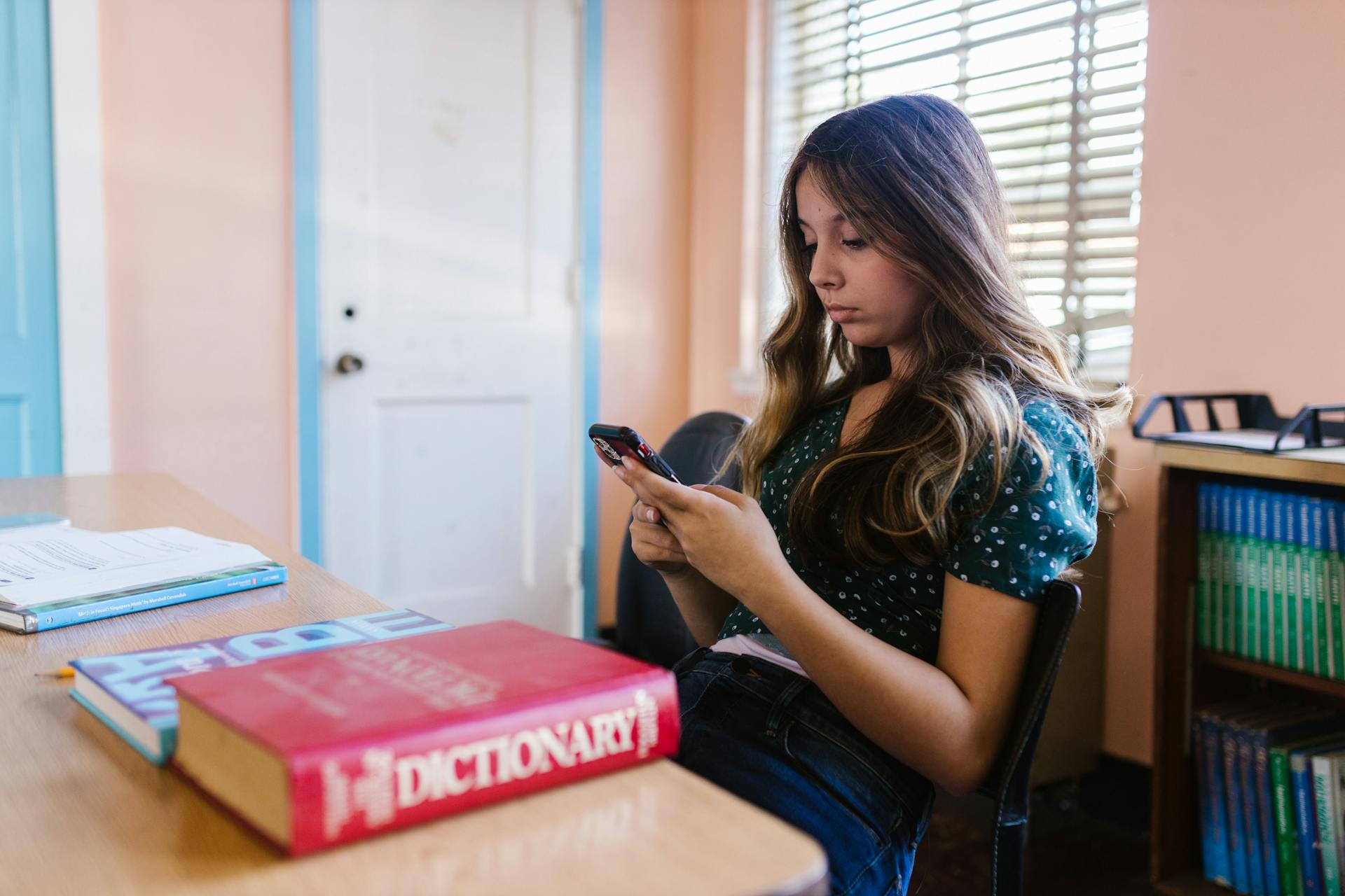 Une adolescente assise dans une salle de classe | Source : Pexels