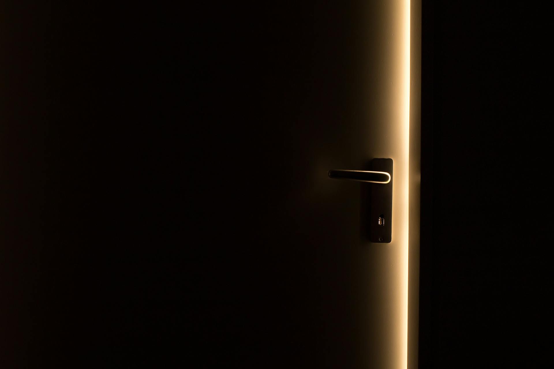 Une porte légèrement ouverte avec de la lumière à l'intérieur | Source : Pexels
